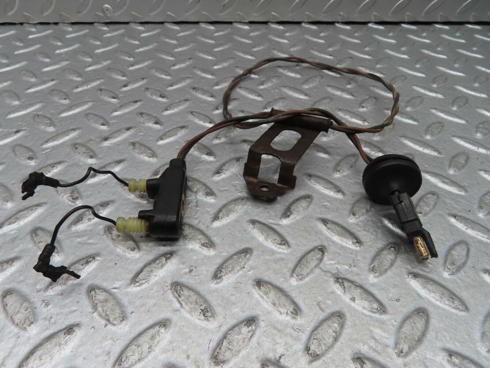 19270 Mercedes-Benz W123 300D Front Brake Pads Sensor Pair 0085451728
