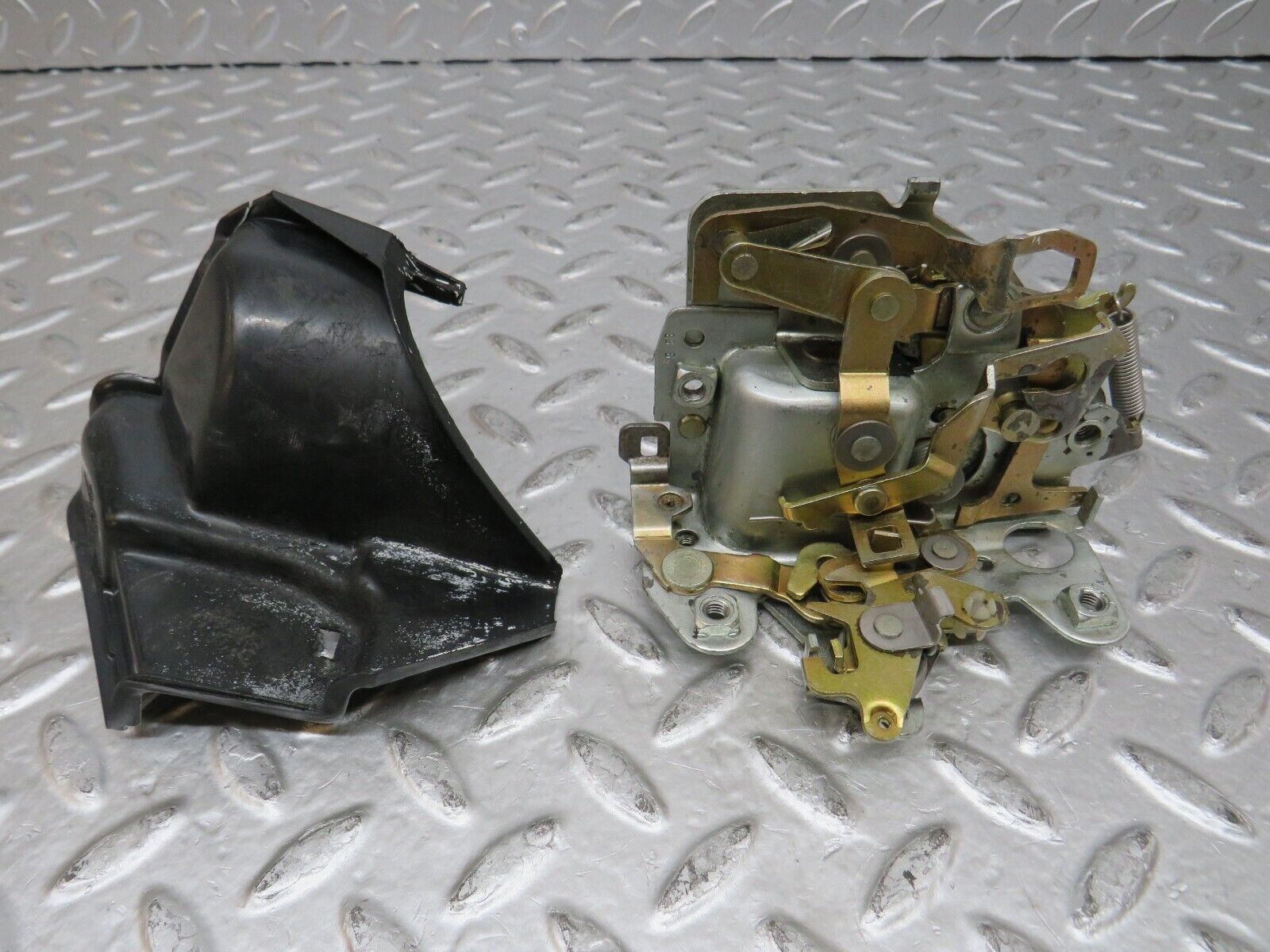 27016 Mercedes-Benz W123 240D Rear Left Door Lock Mechanism