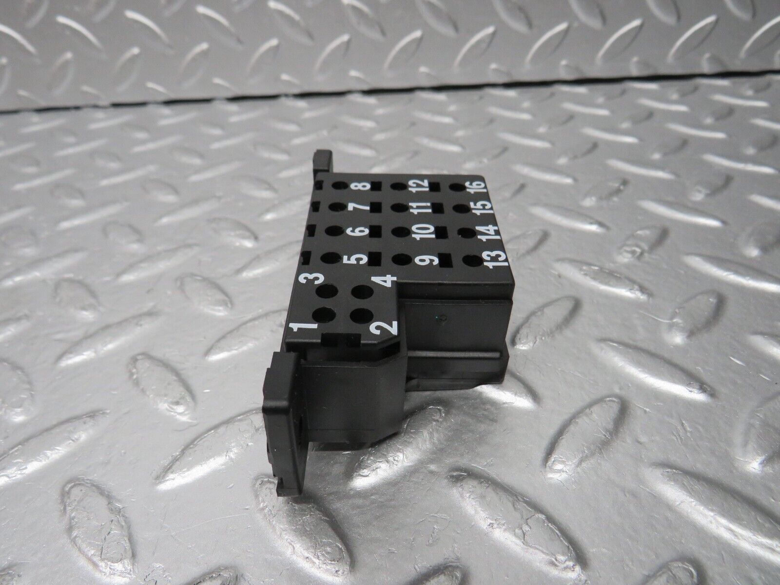 31324 Mercedes-Benz S124 220TE Diagnostic Connector 1295455540 1295450003