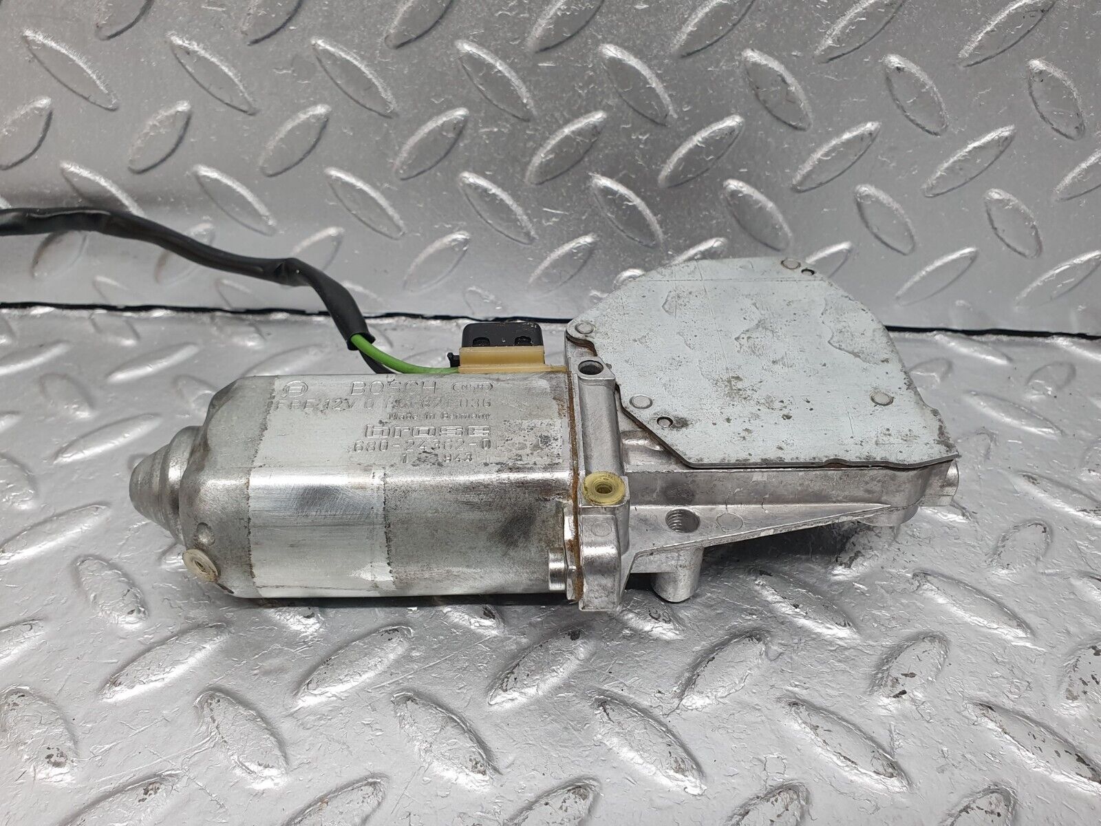 41003 Mercedes-Benz W126 300SE Rear Right Window Regulator Motor Bosch 0130821036