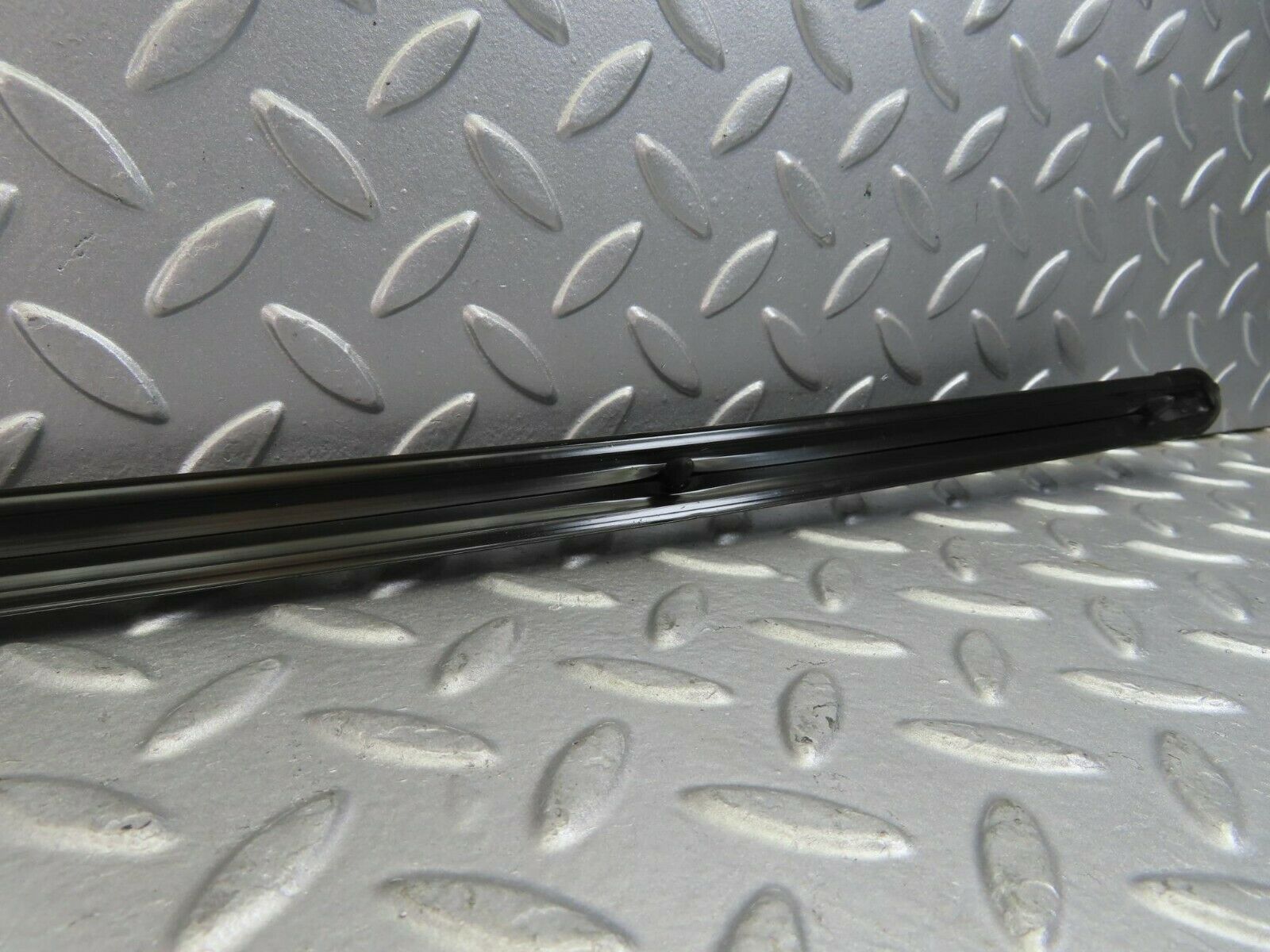 10275 Mercedes-Benz W123 Front Right Fender Wing Centre Moulding Trim