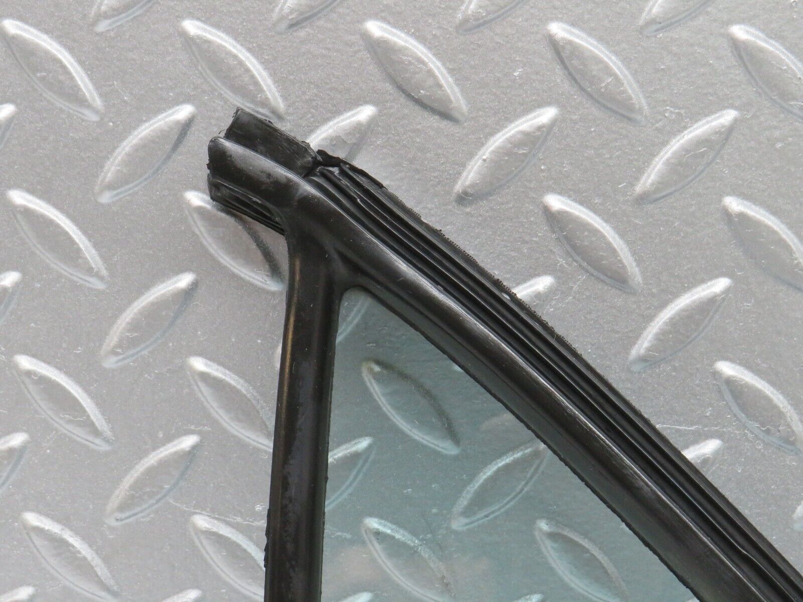 33141 Mercedes-Benz W126 Rear Left Quarter Window Glass 1267350124