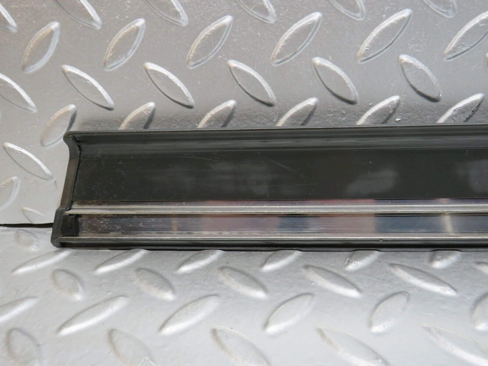 32302 Mercedes-Benz S124 300TE Wagon Front Left Door Centre Moulding Trim