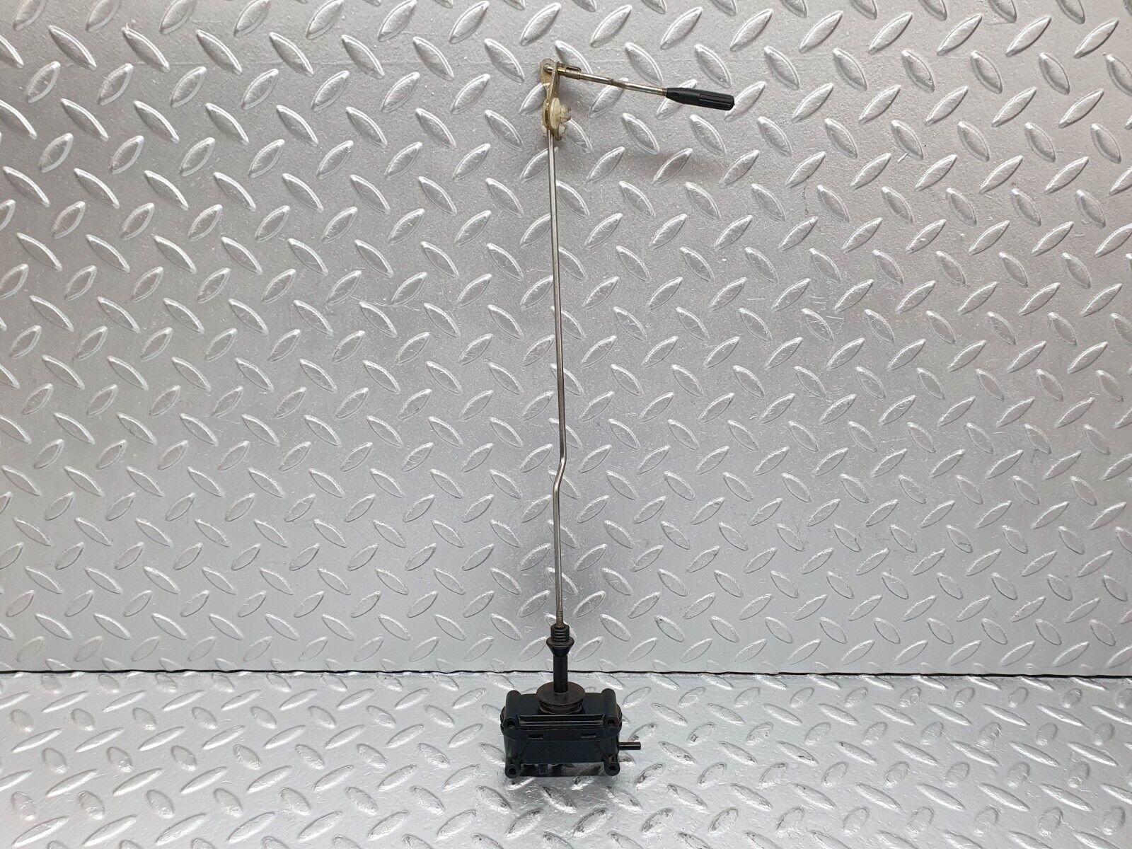 41080 Mercedes-Benz W126 300SE Rear Right Door Lock Vacuum Actuator & Knob