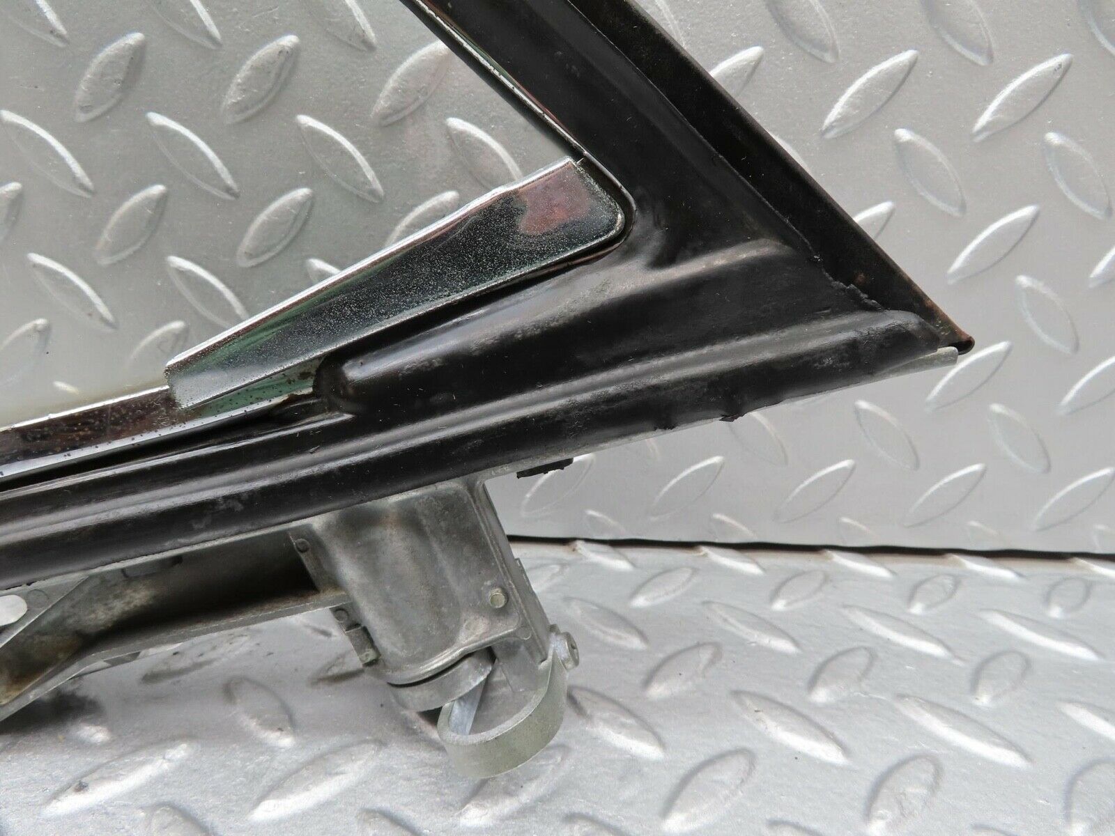 12384 Mercedes-Benz W108 Front Right Quarter Window Glass