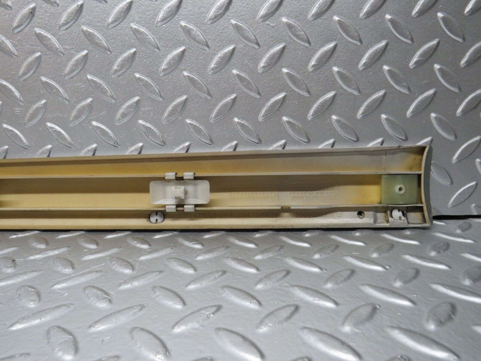 32287 Mercedes-Benz W220 S430 Front Left Door Centre Moulding Trim 2206900562