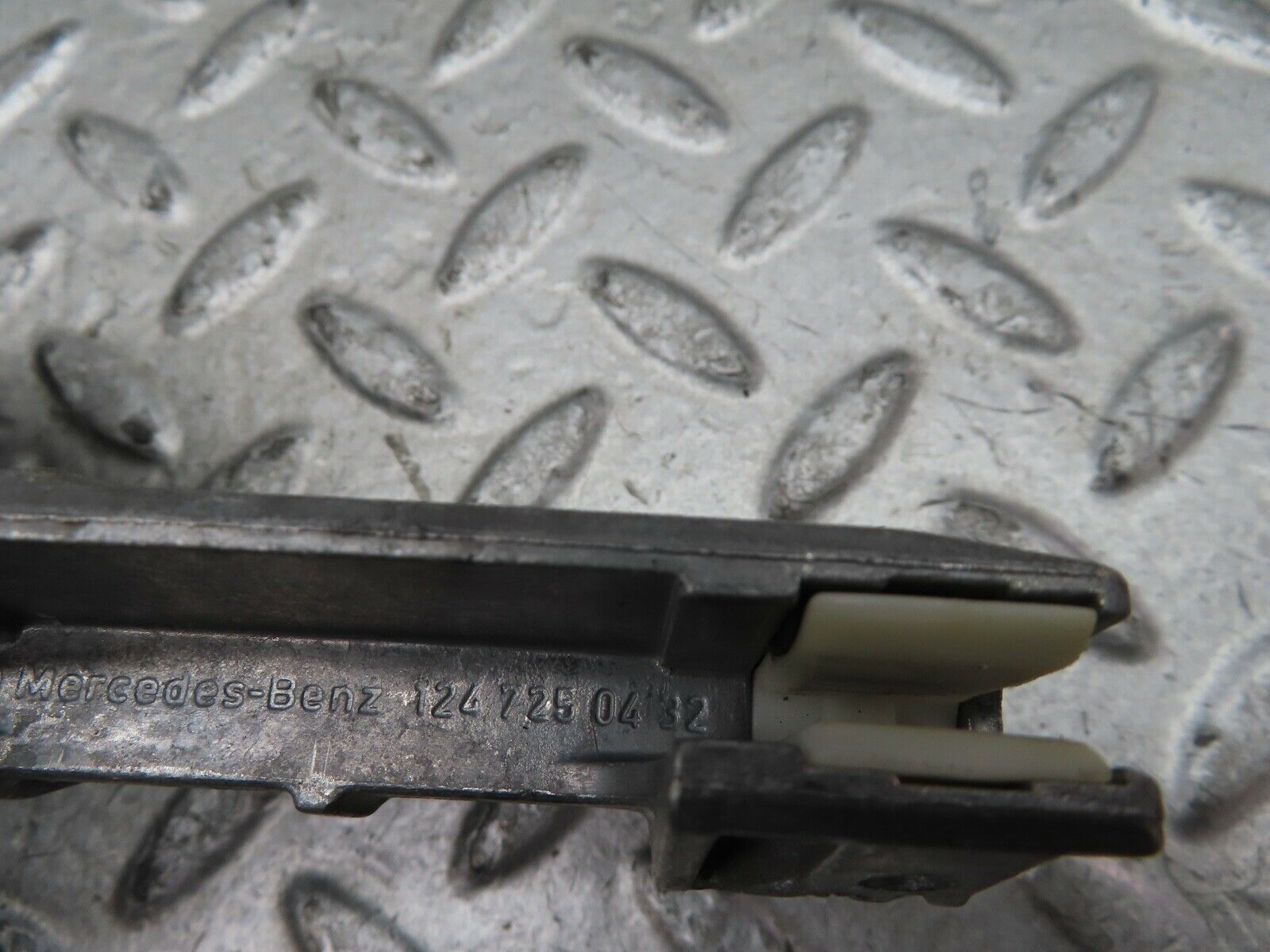 19630 Mercedes-Benz C140 CL420 Coupe Door Window Guide Bracket 1247250432