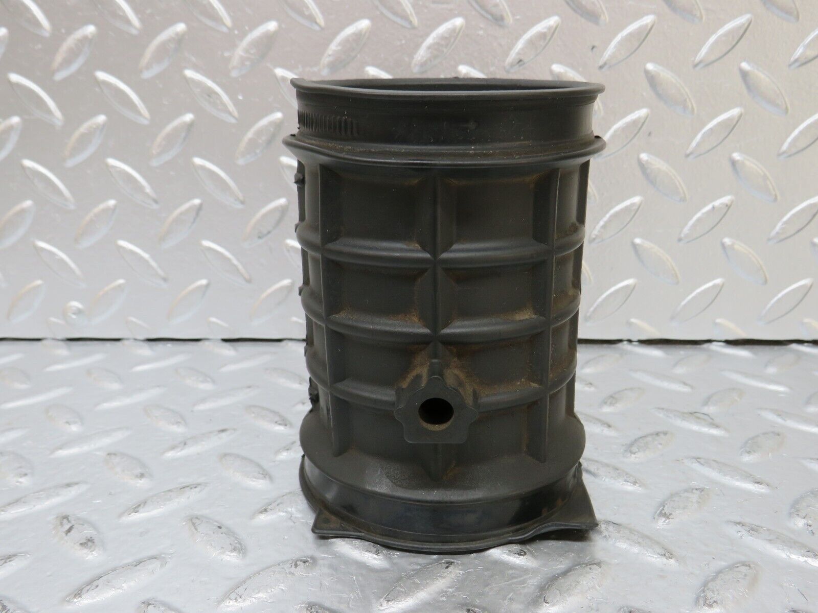 25840 Mercedes-Benz W124 280E Air Intake Pipe 1041410990