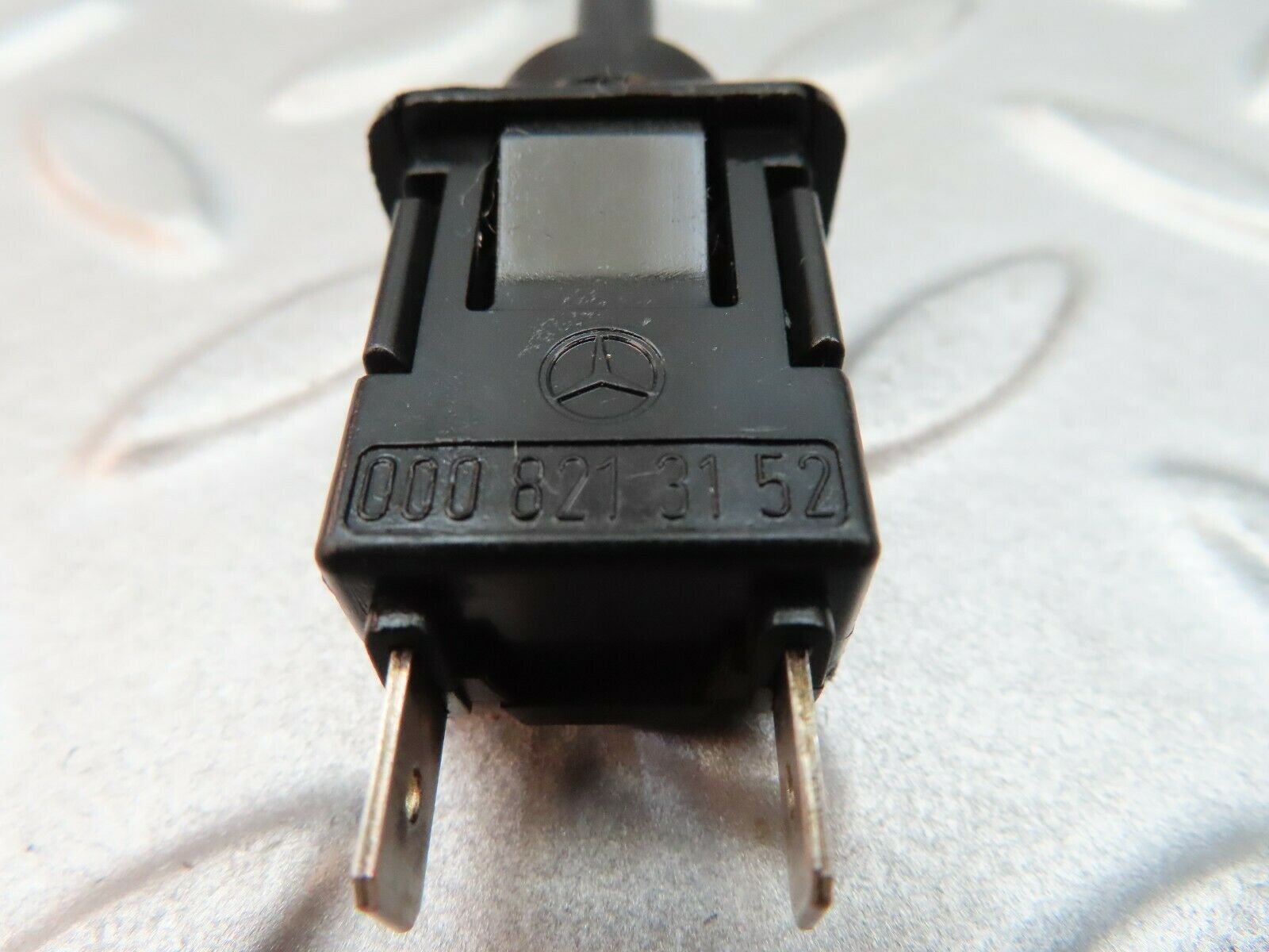 5760 Mercedes-Benz W123 200 Trunk Door Contact Switch 0008213152