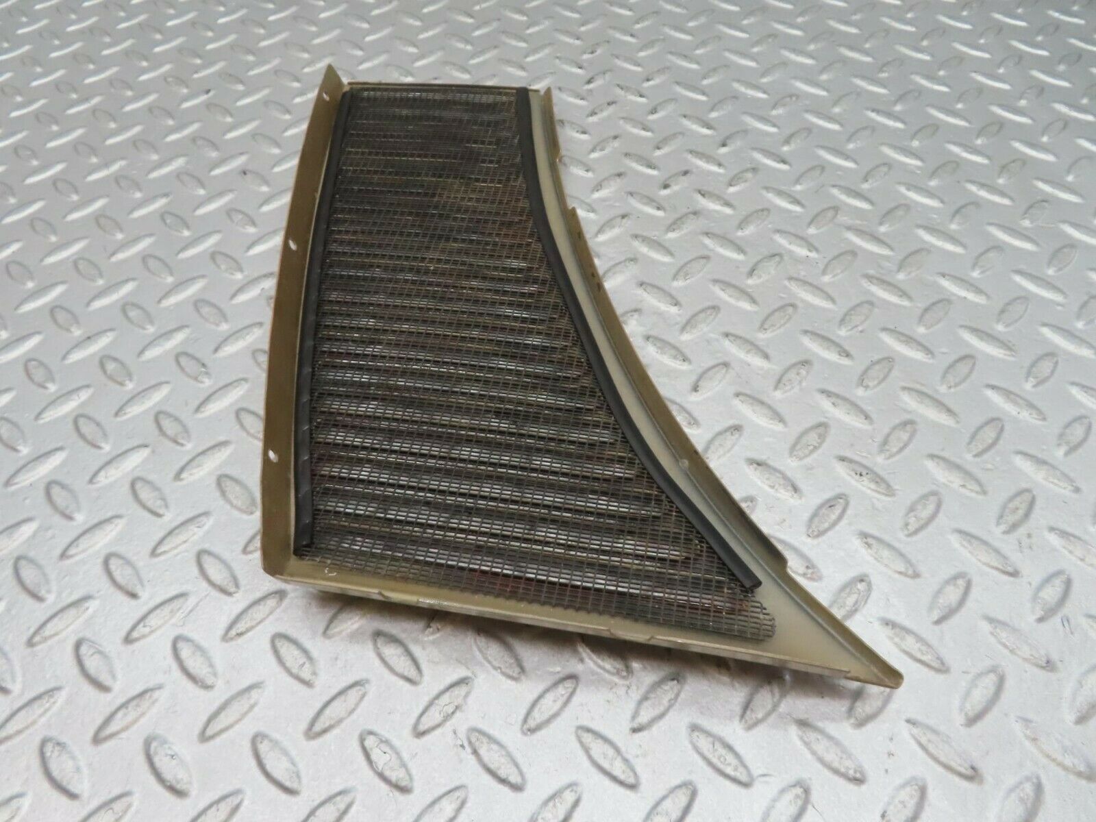 16583 Mercedes-Benz C107 380SLC Air Intake Grill Right Side