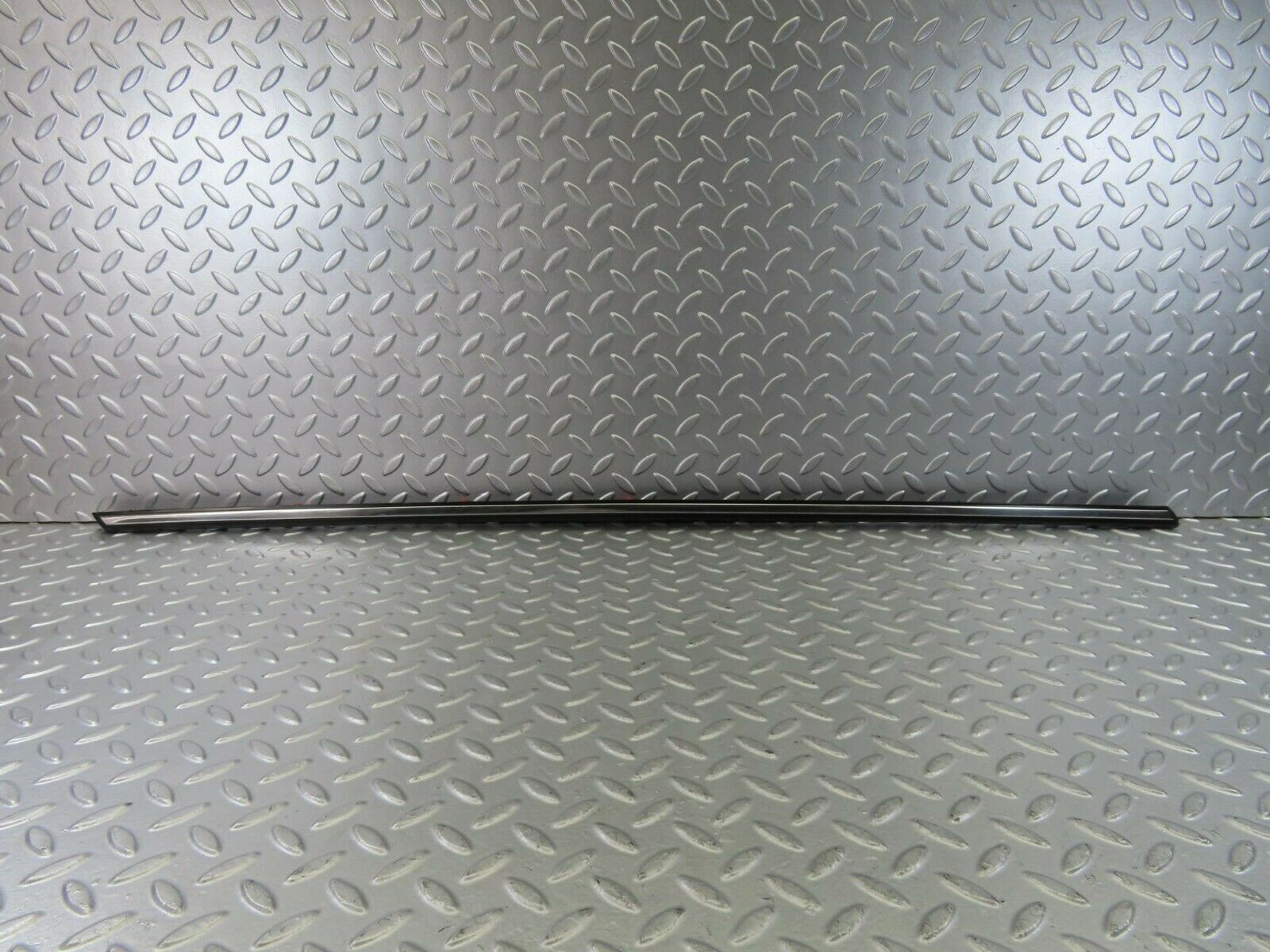 10254 Mercedes-Benz W123 Front Left Door Centre Moulding Trim