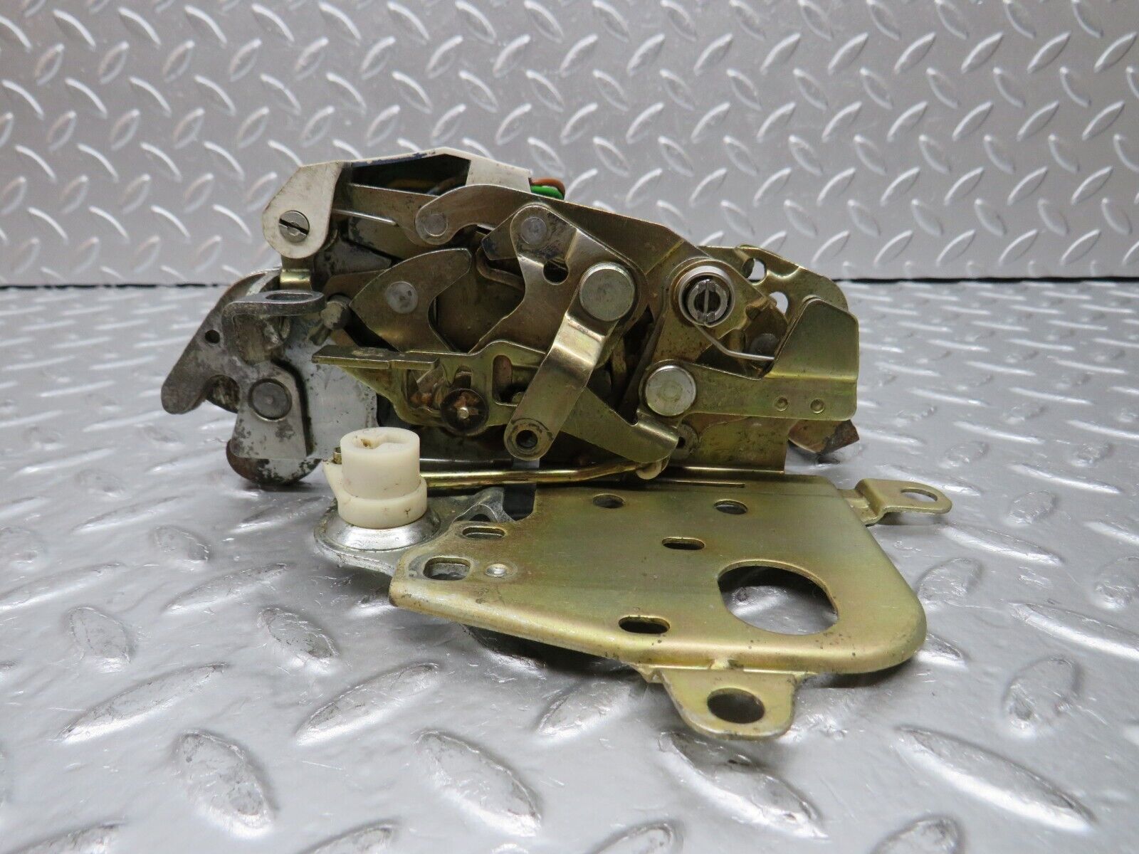 31361 Mercedes-Benz S124 220TE Wagon Tailgate Lock Mechanism