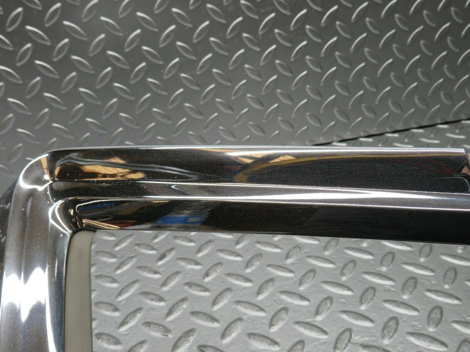 22733 Mercedes-Benz C107 450SLC Coupe Rear Window Trim Left 1076980189