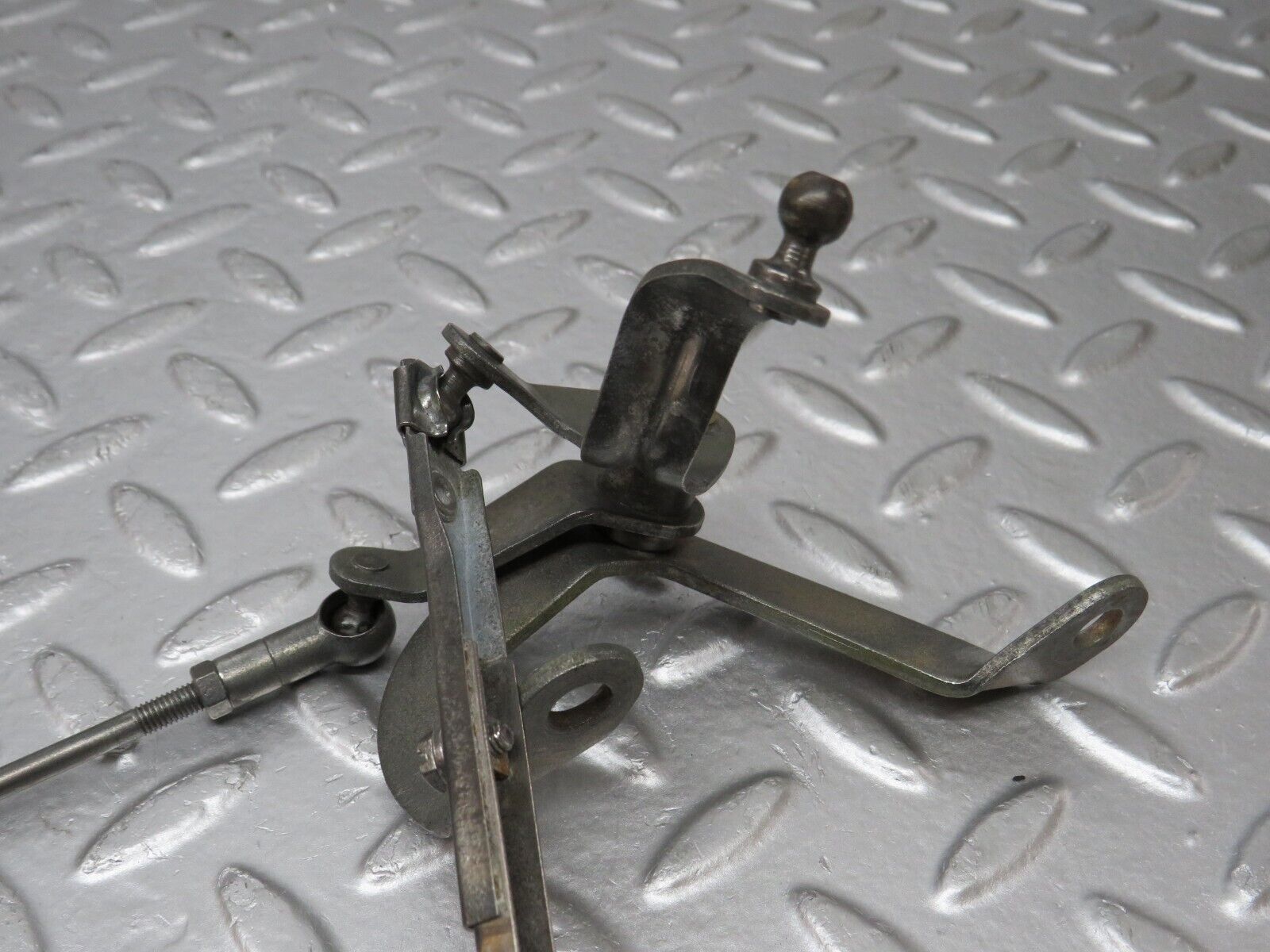 34513 Mercedes-Benz C126 380SEC Coupe Throttle Linkage