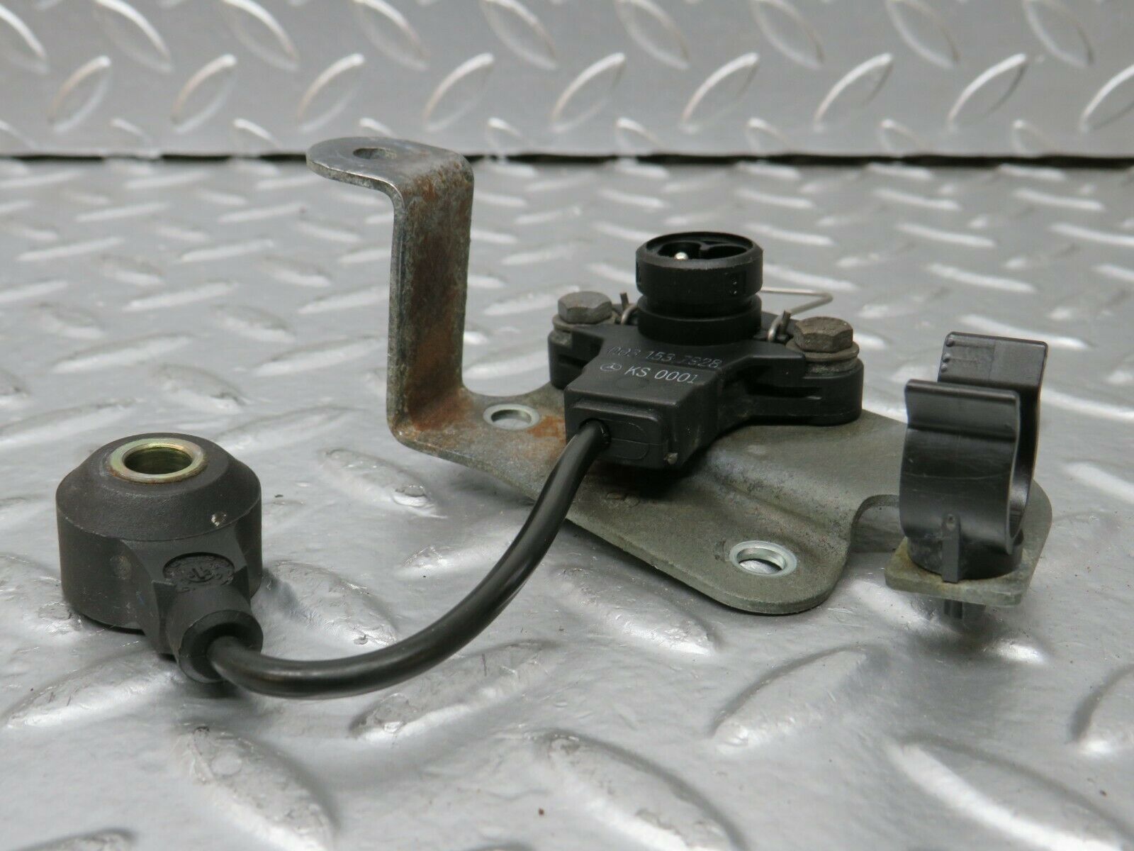 24330 Mercedes-Benz S124 220TE Wagon Knock Sensor 0031537928