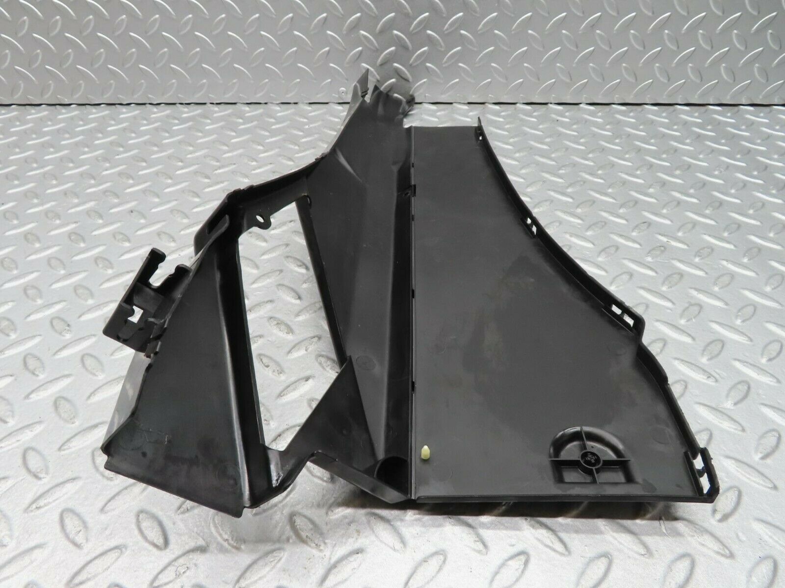 16302 Mercedes-Benz W124 260E Front Right Cable Channel 1248212436