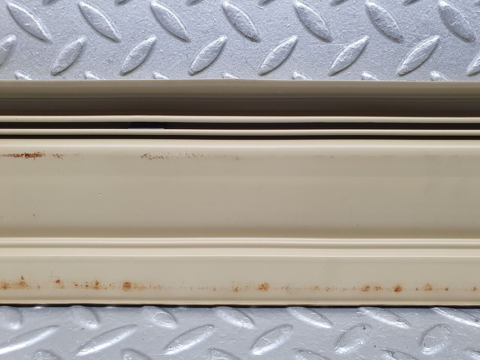 40943 Mercedes-Benz W126 300SE Front Right Door Sill Trim Beige