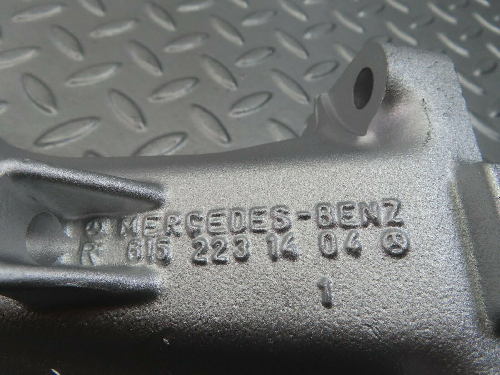 8326 Mercedes-Benz W123 Engine Mount Bracket Right Side 6152231404