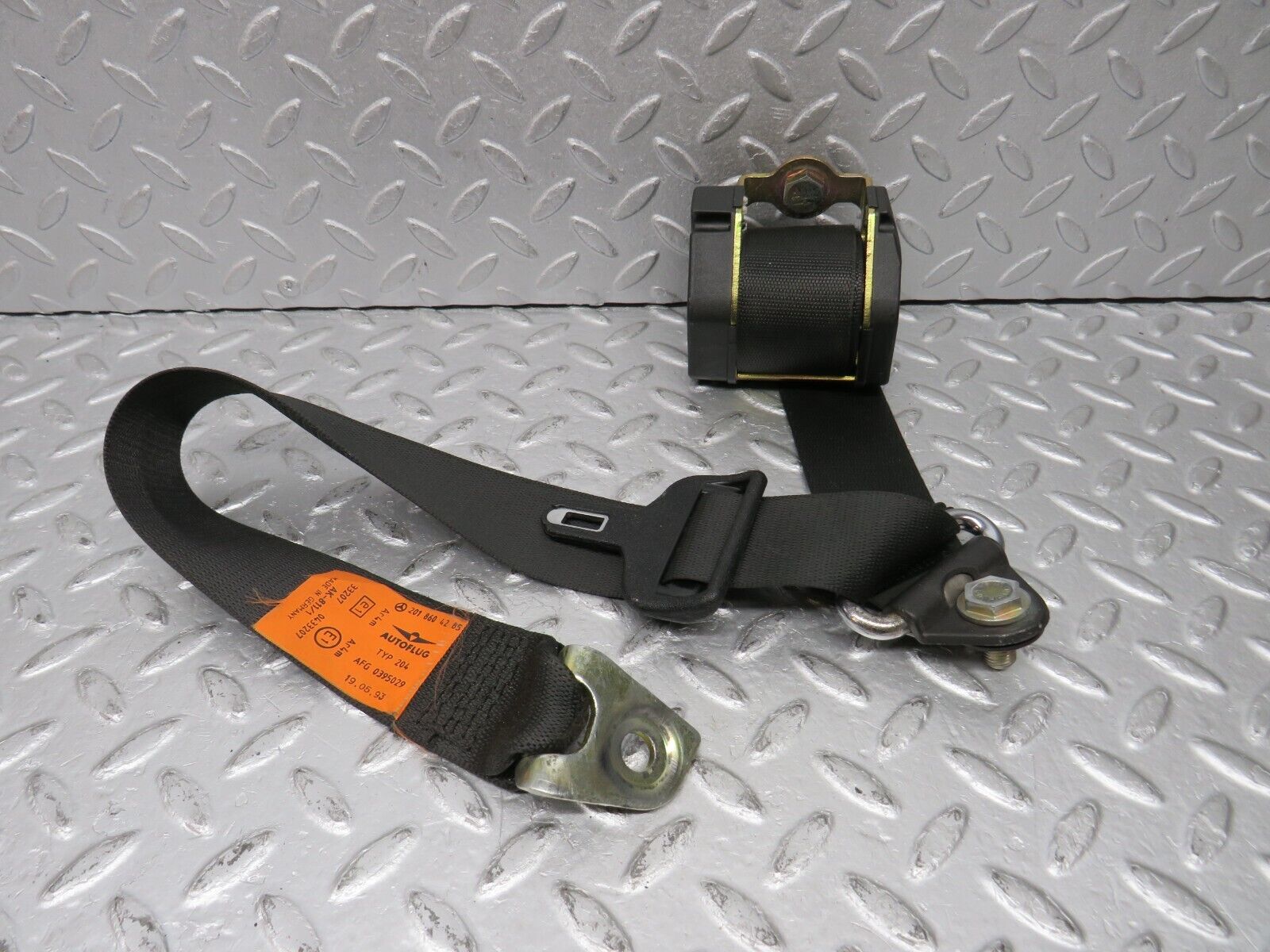 39057 Mercedes-Benz W201 190E 2.6L Rear Seat Belt Set With Buckles L & R 2018604285 2018605685 2018606069