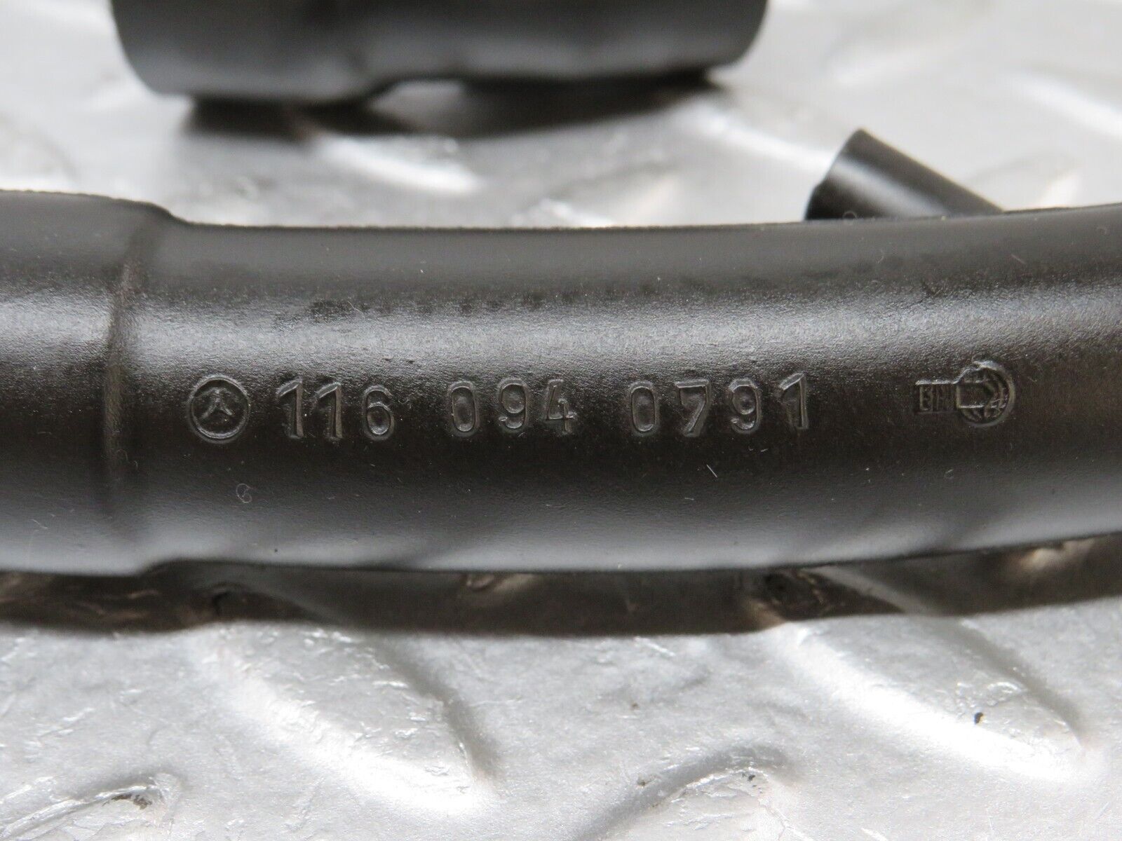 36281 Mercedes-Benz W126 420SE Crankcase Breather Hose Pipe 2x 1160940791 1170940882