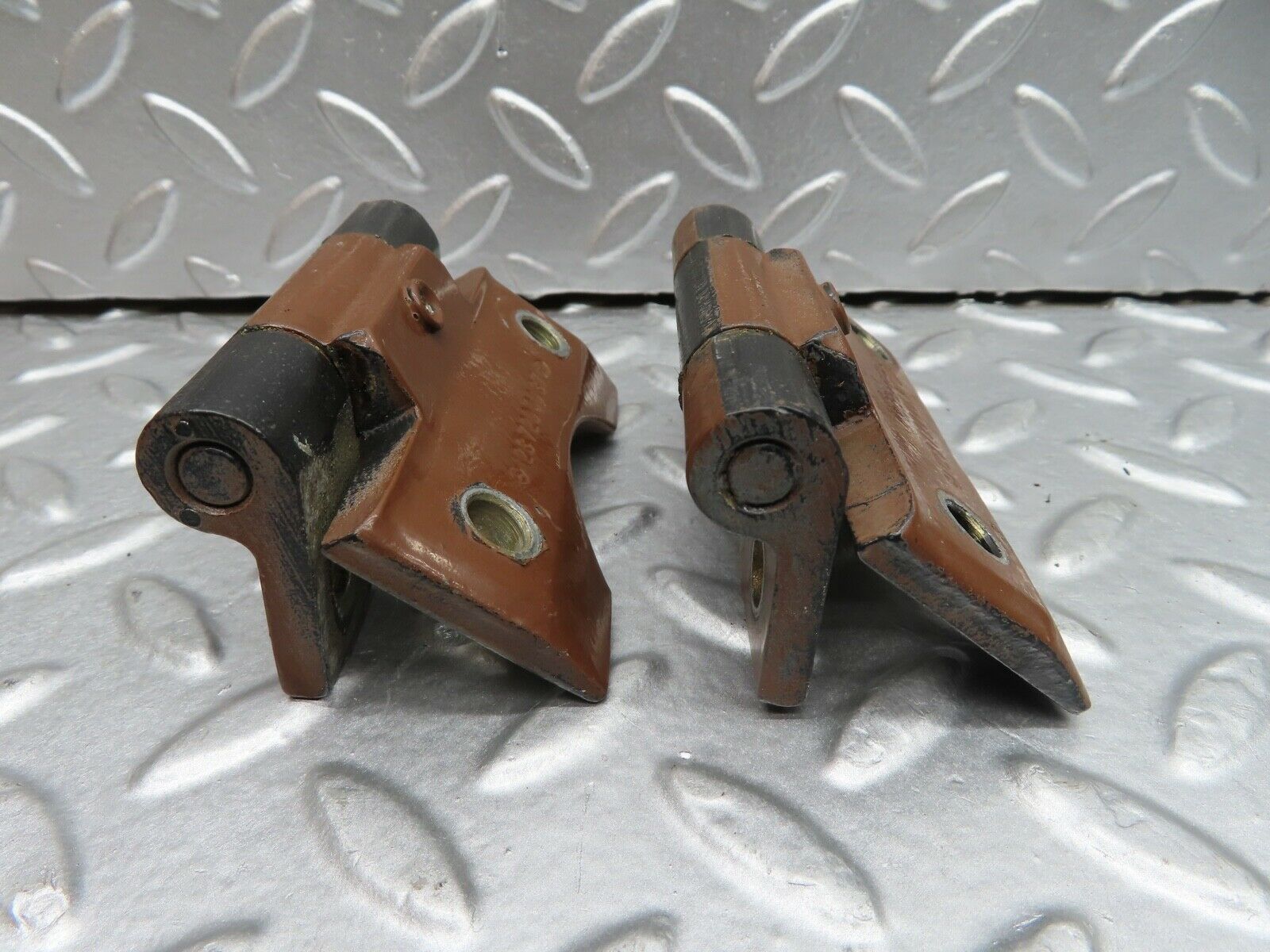 21070 Mercedes-Benz W123 230E Door Hinges Pair 1237200037