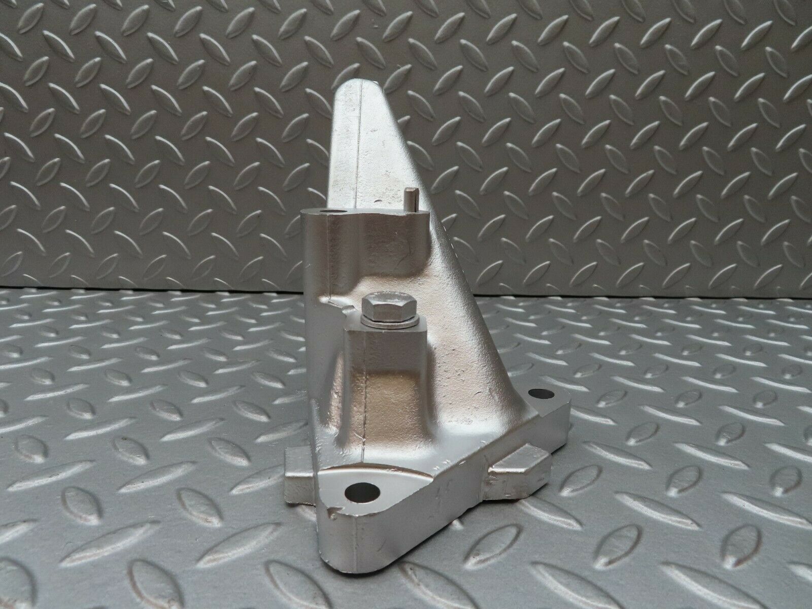 3833 Mercedes-Benz S123 200T Wagon Engine Mount Bracket Left Side 1022230504