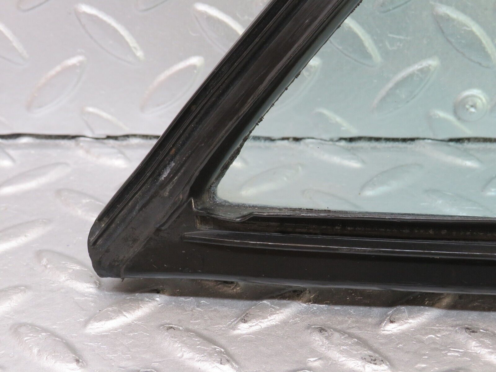 36063 Mercedes-Benz W126 420SE Rear Left Quarter Window 1267350124