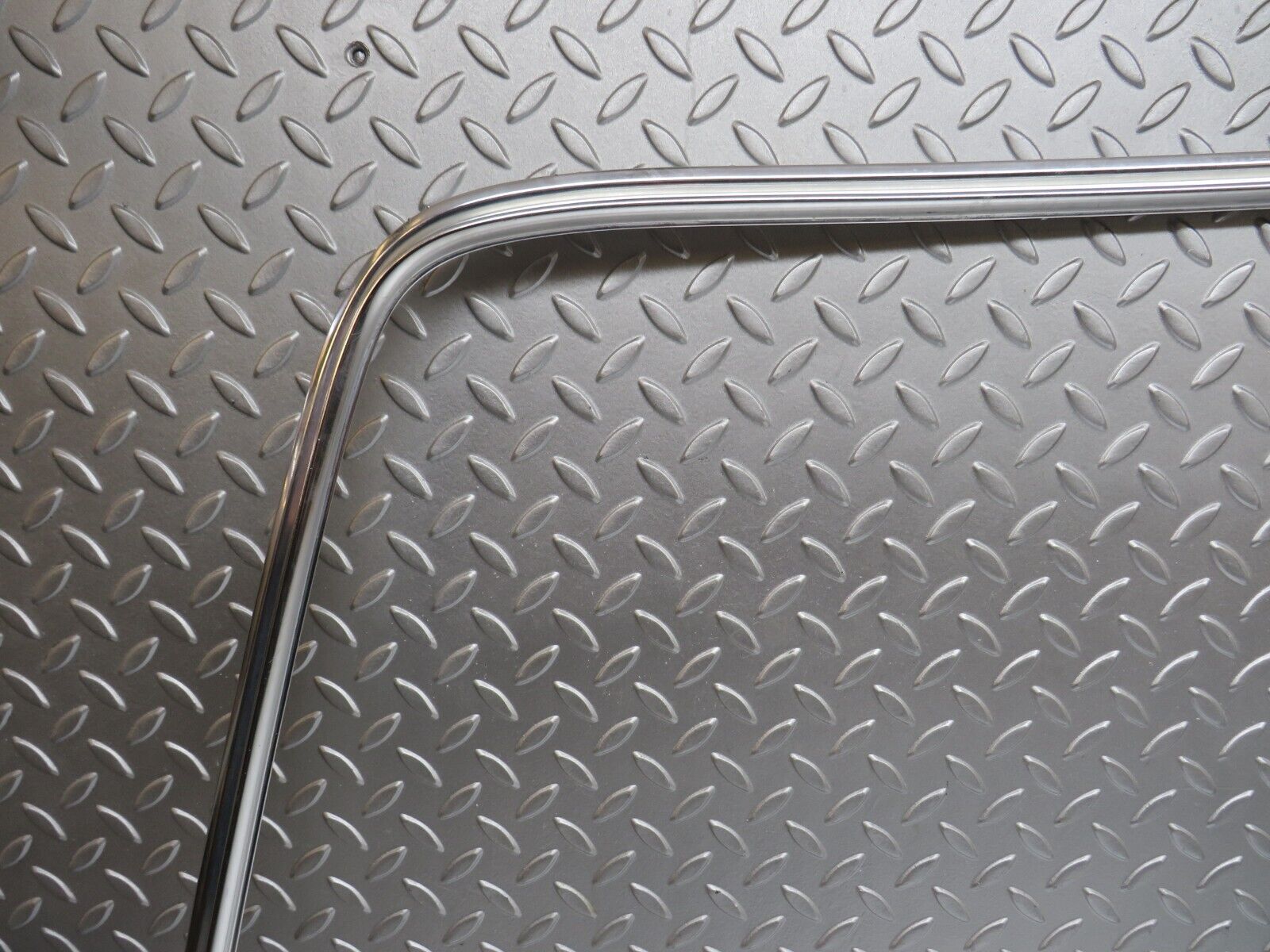 0646 Mercedes-Benz W123 230E Rear Windscreen Chrome Frame