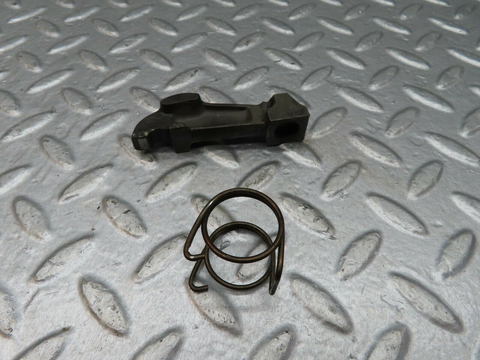 18062 Mercedes-Benz W123 200 Valve Rocker Arm With Retaining Spring