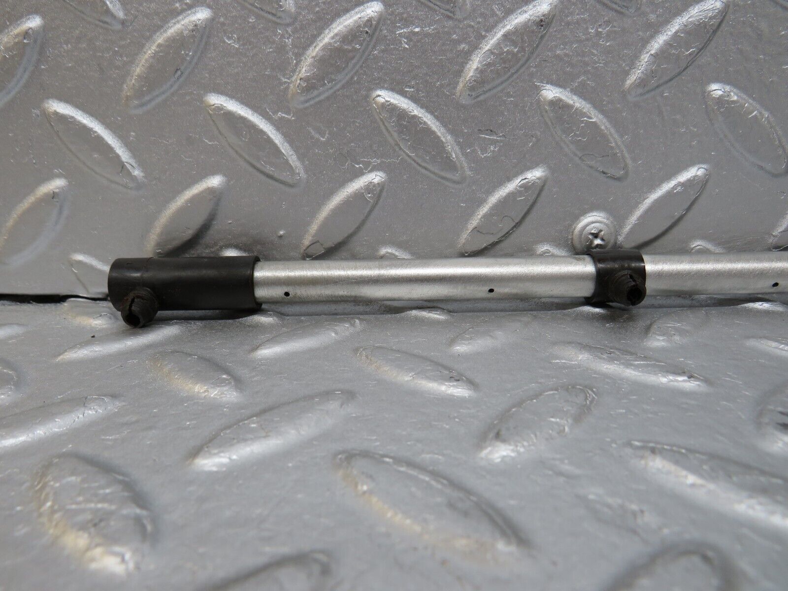 34549 Mercedes-Benz C126 380SEC Coupe Camshaft Oil Tube