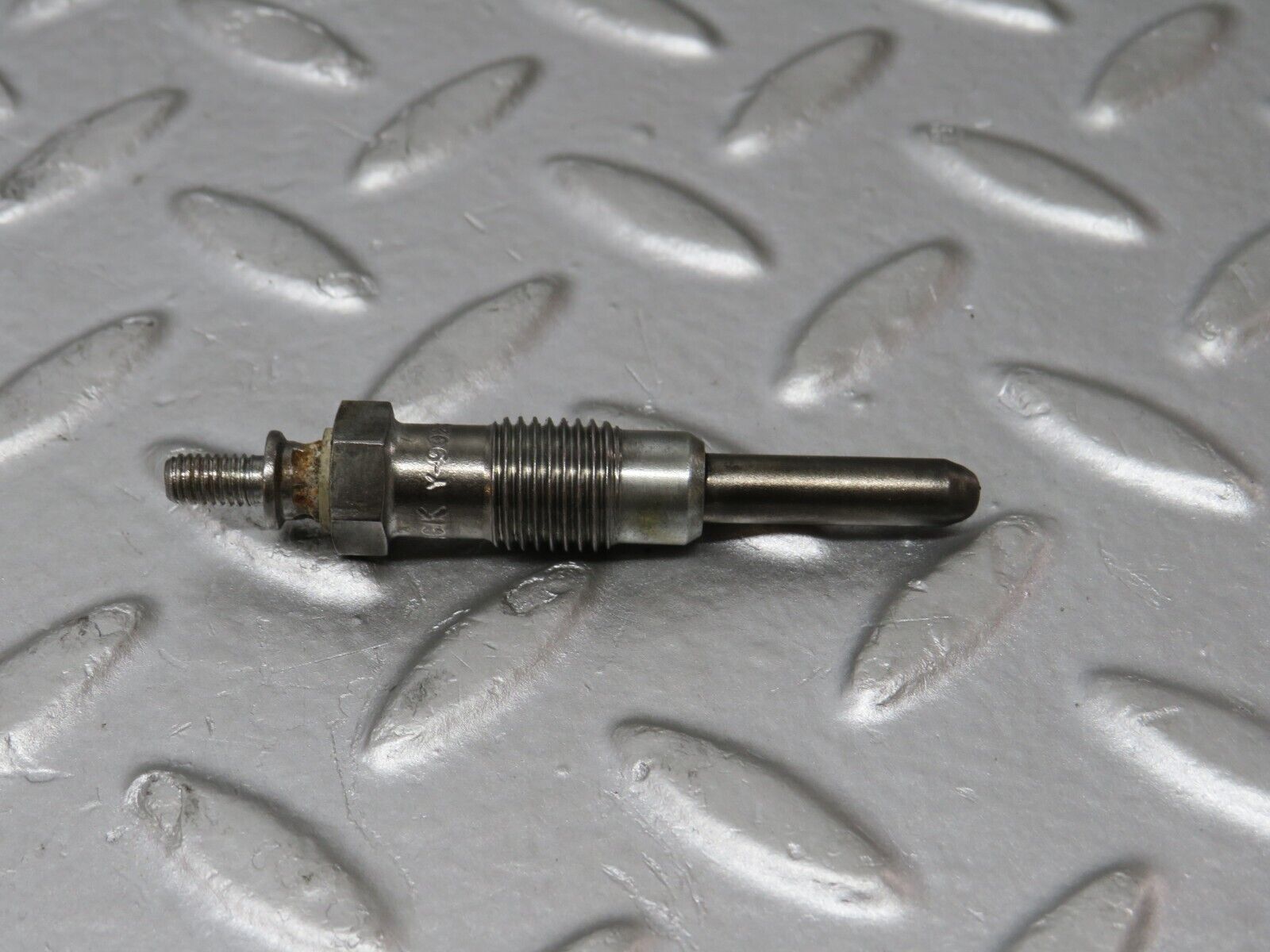 32896 Mercedes-Benz W123 300D Glow Plug Bosch Y-902R 046