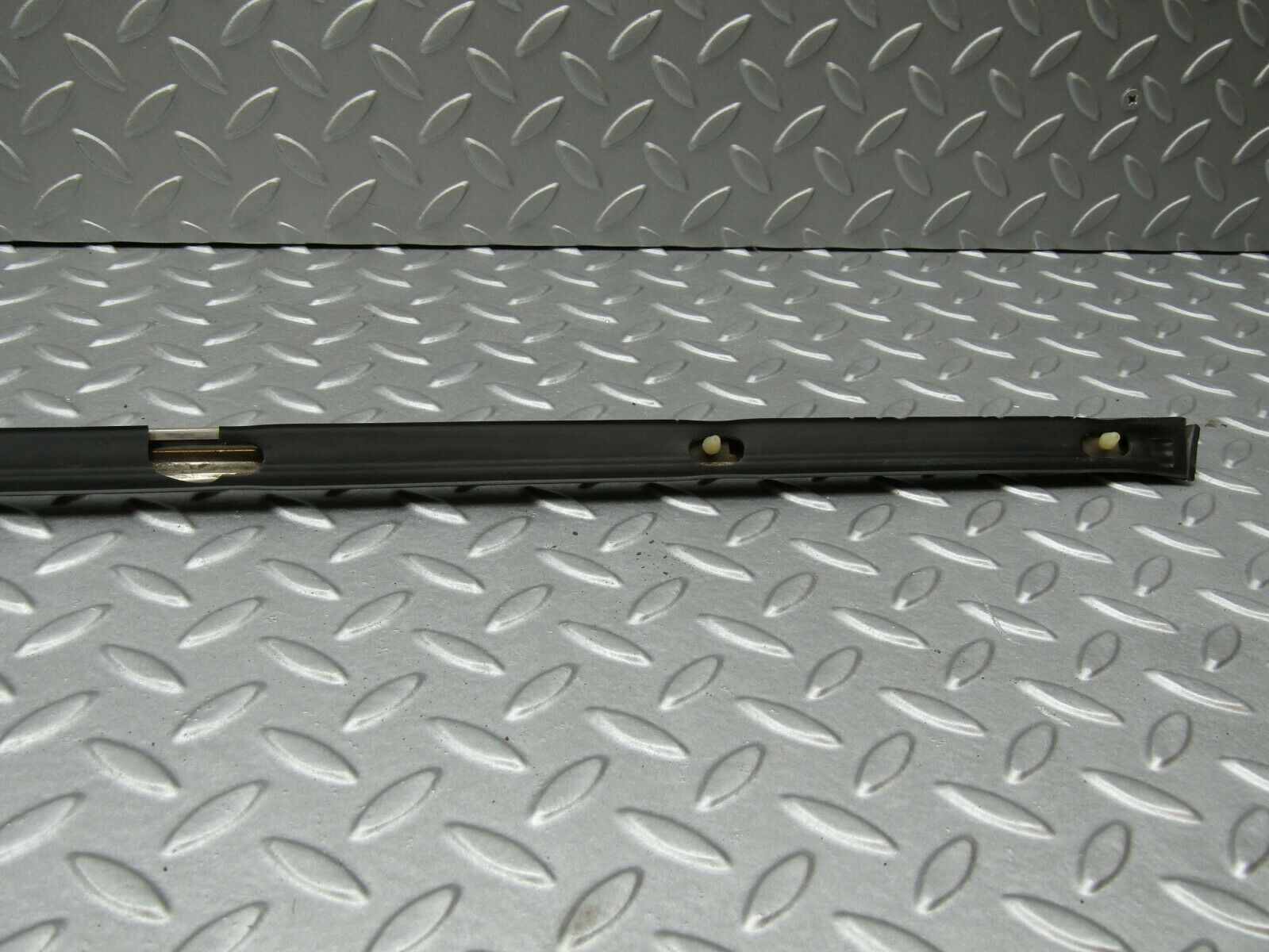 3335 Mercedes-Benz W115 220D Centre Door Chrome Trim Front Right