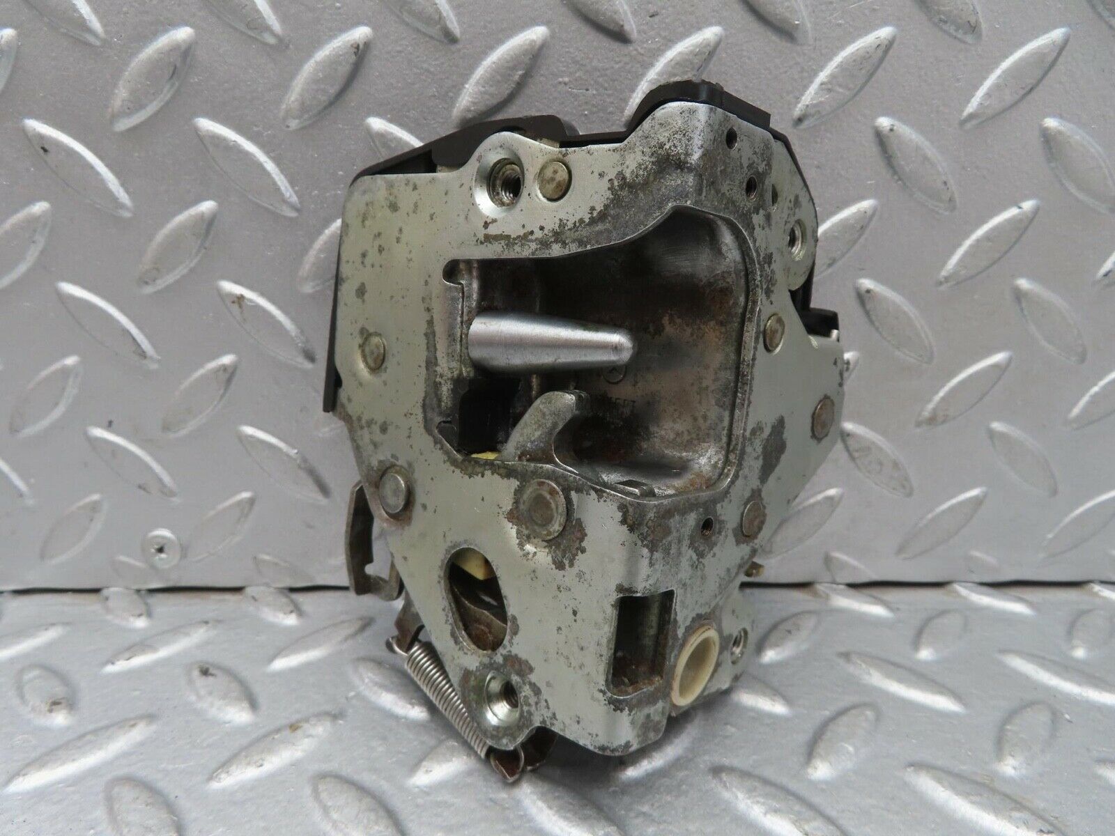 13637 Mercedes-Benz W123 200 Front Left Door Lock Mechanism 1237230108