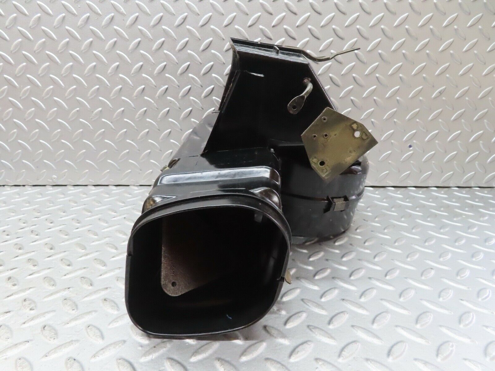 17759 Mercedes-Benz W116 450SEL Heater Blower Motor Housing