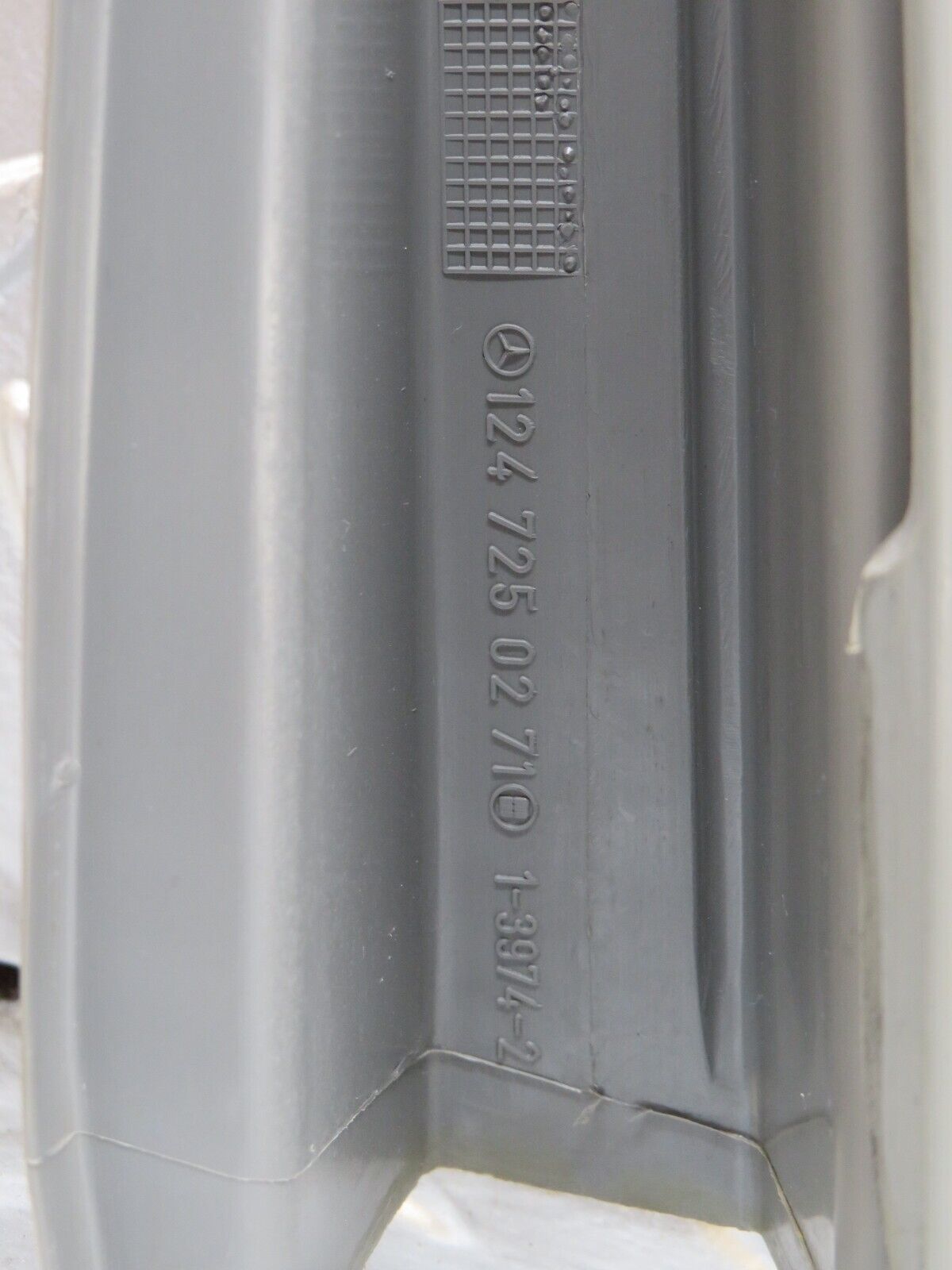 25750 Mercedes-Benz W124 280E F. Right Door Window Frame Trim Cover 1247250271