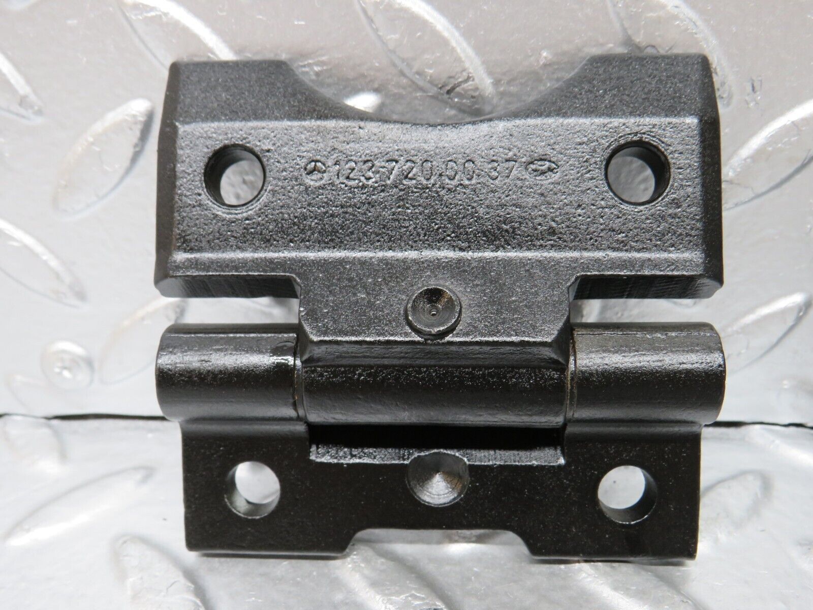 26868 Mercedes-Benz W123 240D Door Hinge Pair 1237200037