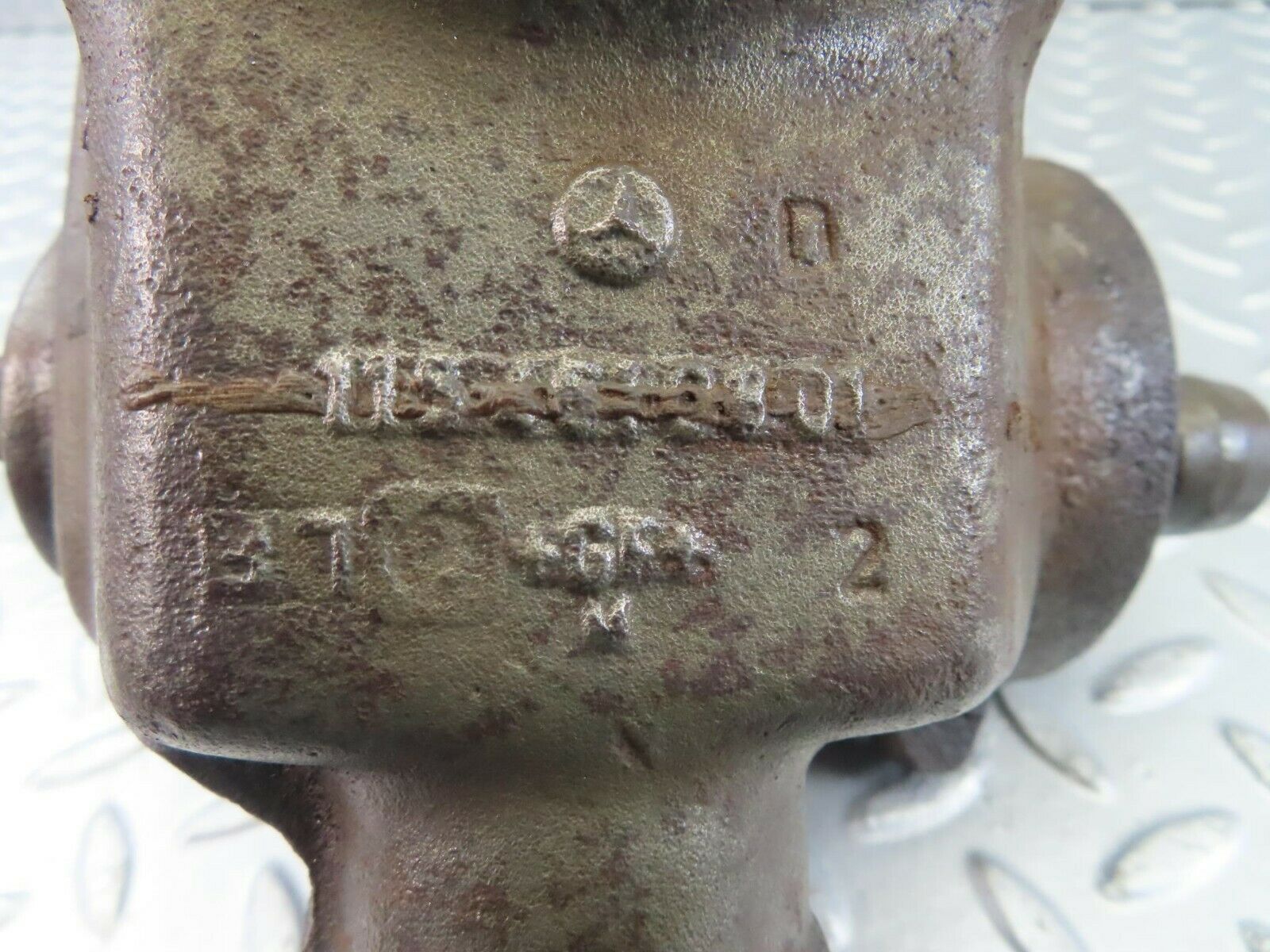 8912 Mercedes-Benz W115 Steering Box 1154610801