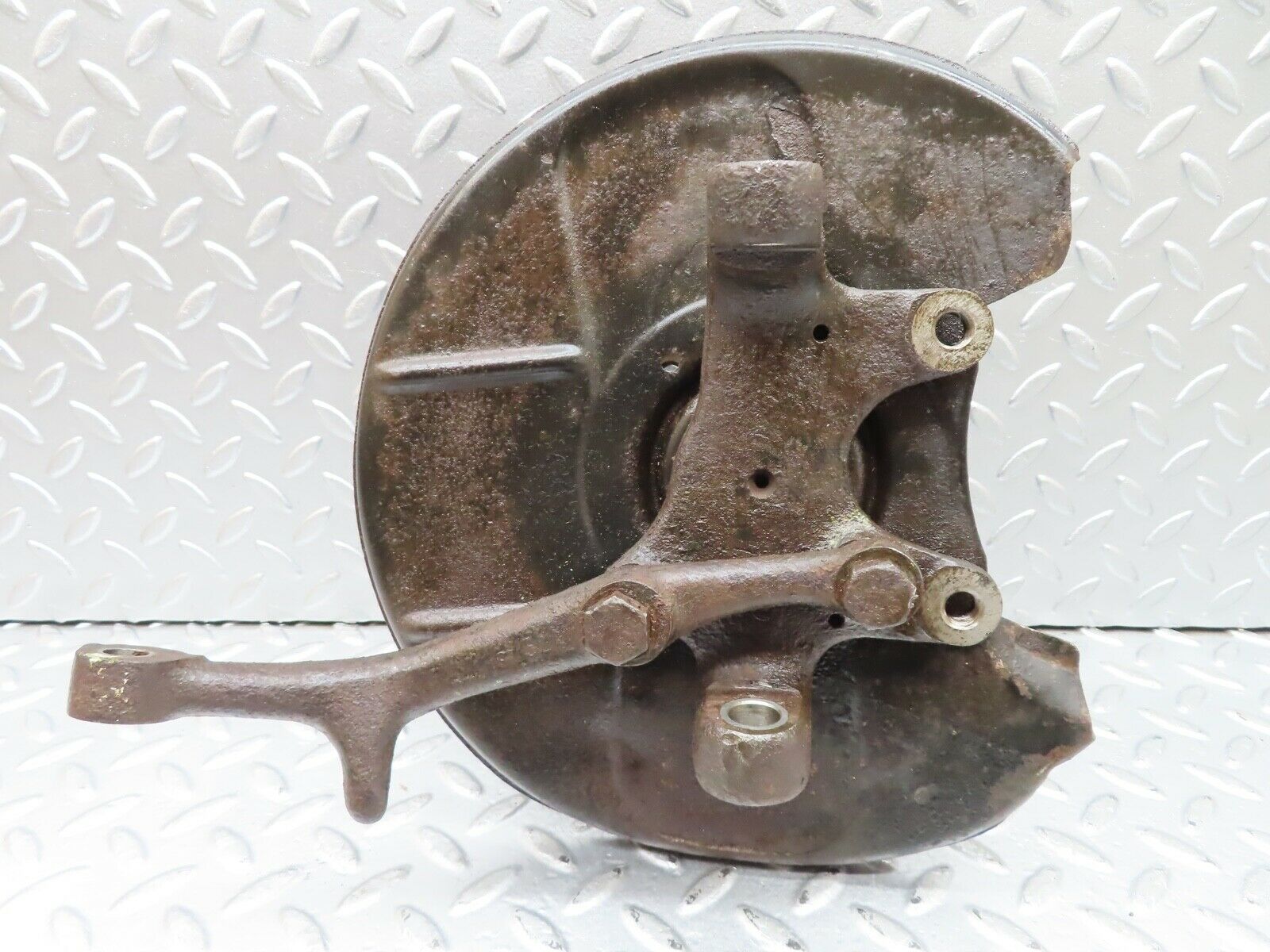 20490 Mercedes-Benz W114 280CE Coupe Front Left Wheel Hub