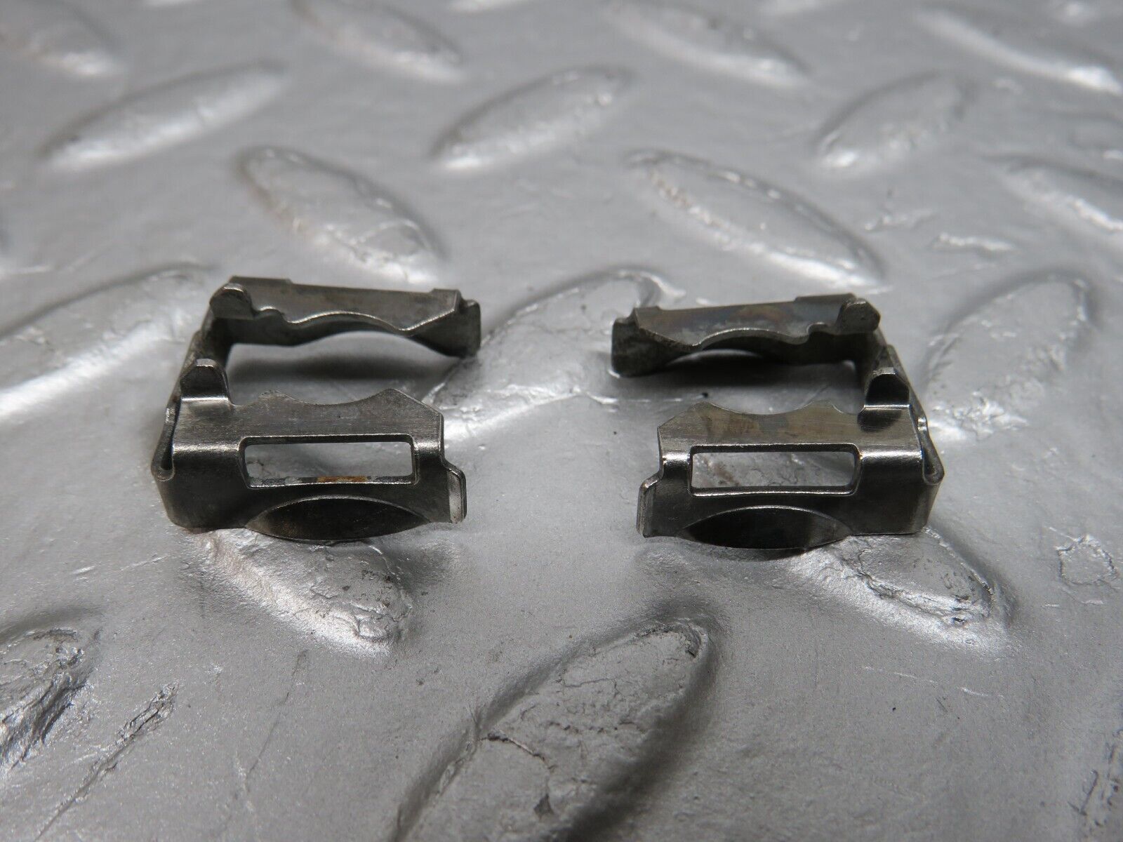 39777 Mercedes-Benz R129 320SL Coupe Fuel Injector Bracket 2x