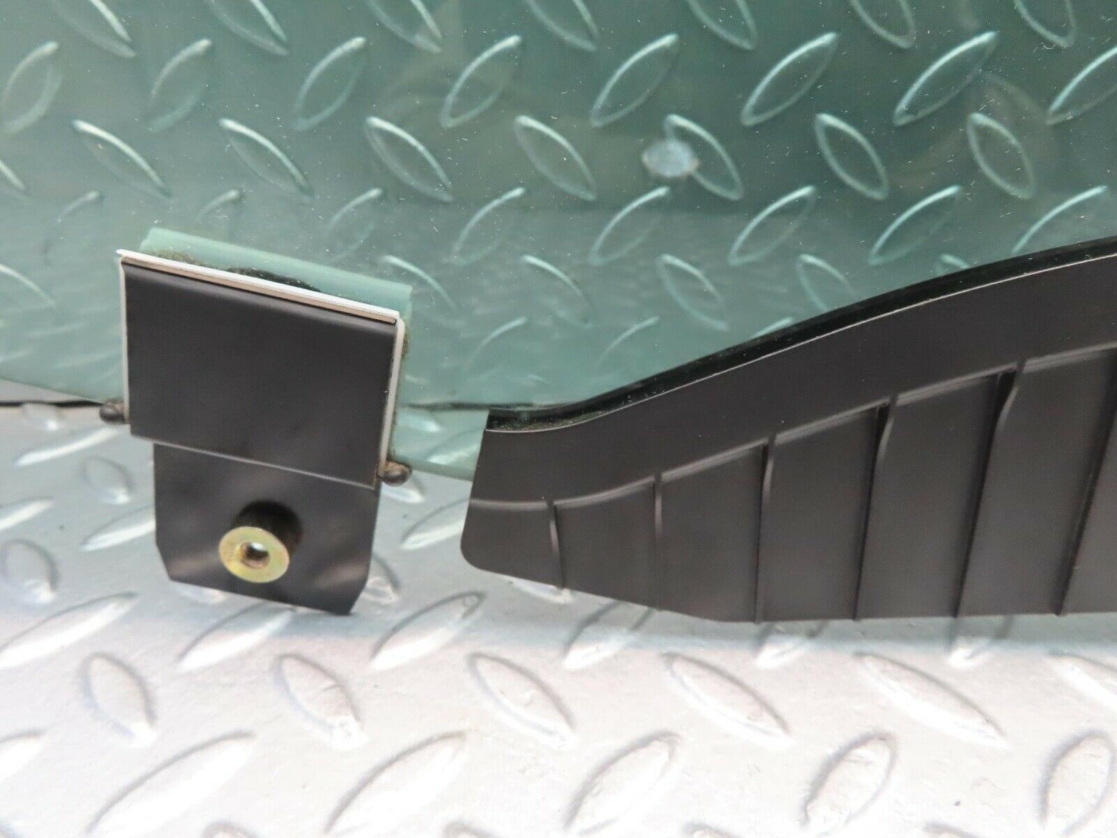 11228 Mercedes-Benz W221 S320 Front Left Door Window Glass