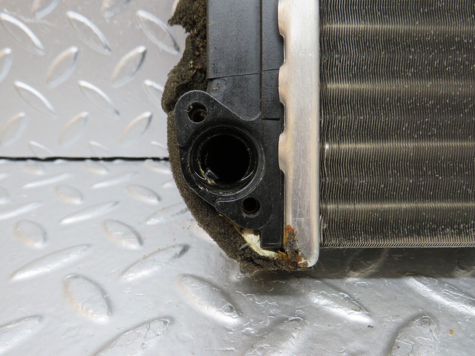 31434 Mercedes-Benz S124 220TE Wagon Heater Radiator Behr 90.565.00.047