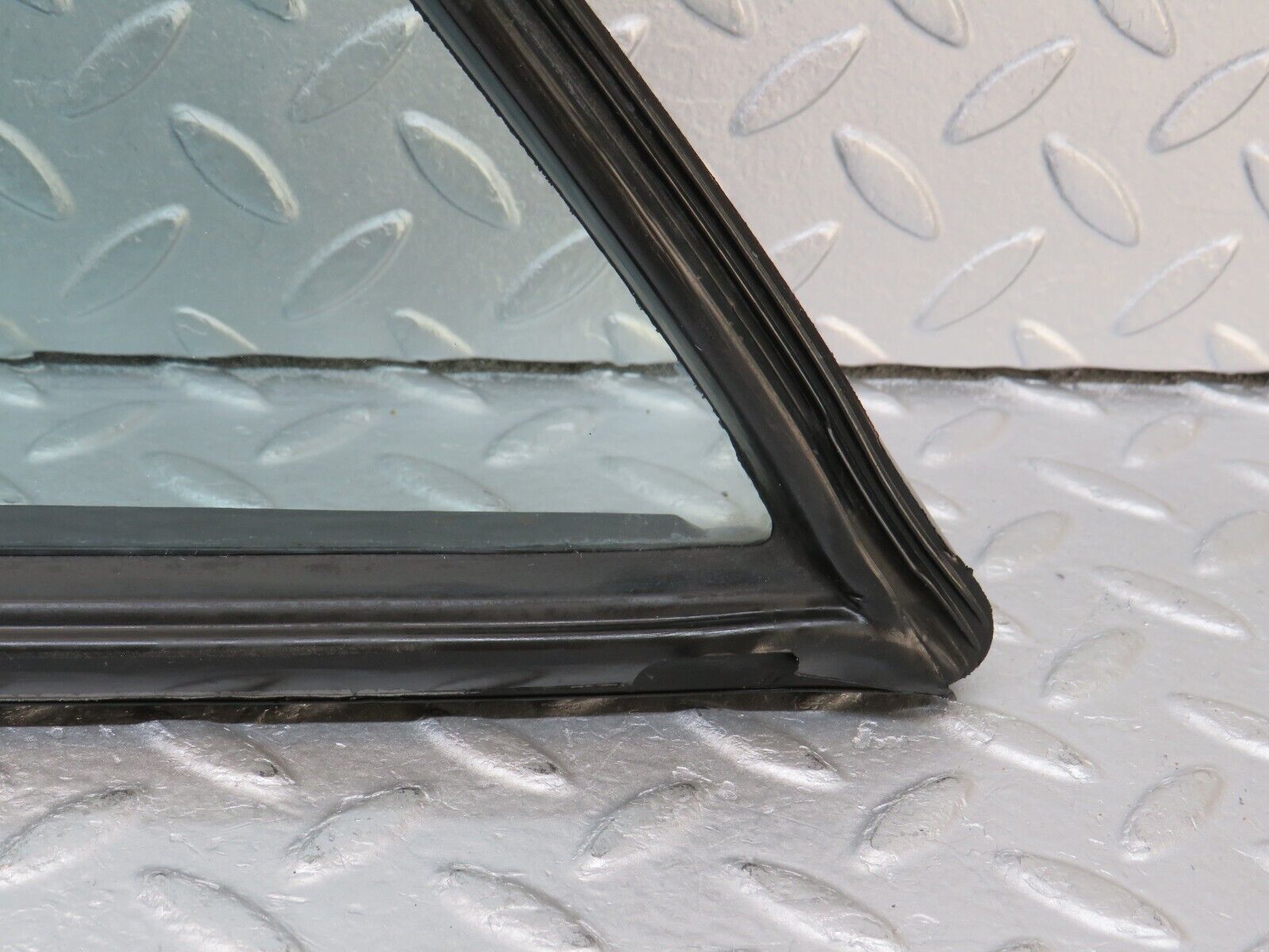 36063 Mercedes-Benz W126 420SE Rear Left Quarter Window 1267350124