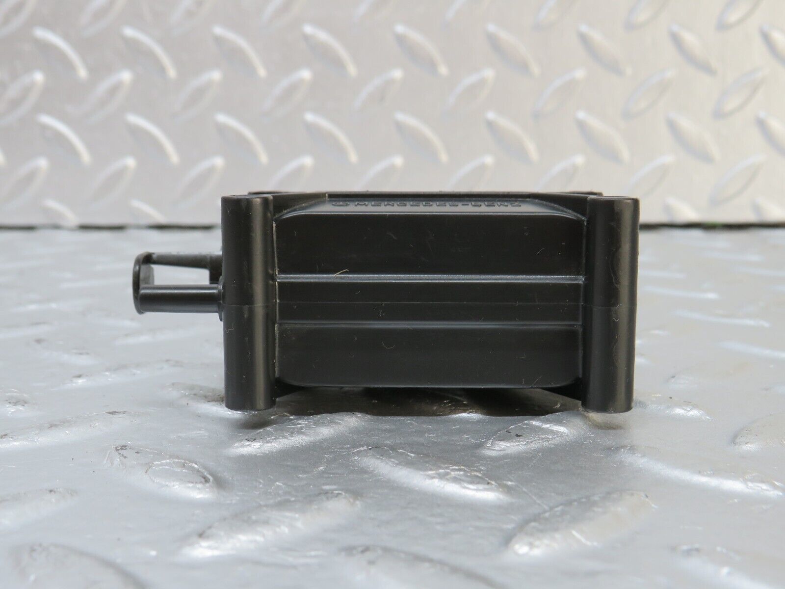 33903 Mercedes-Benz W124 260E Door Lock Vacuum Actuator Front Left