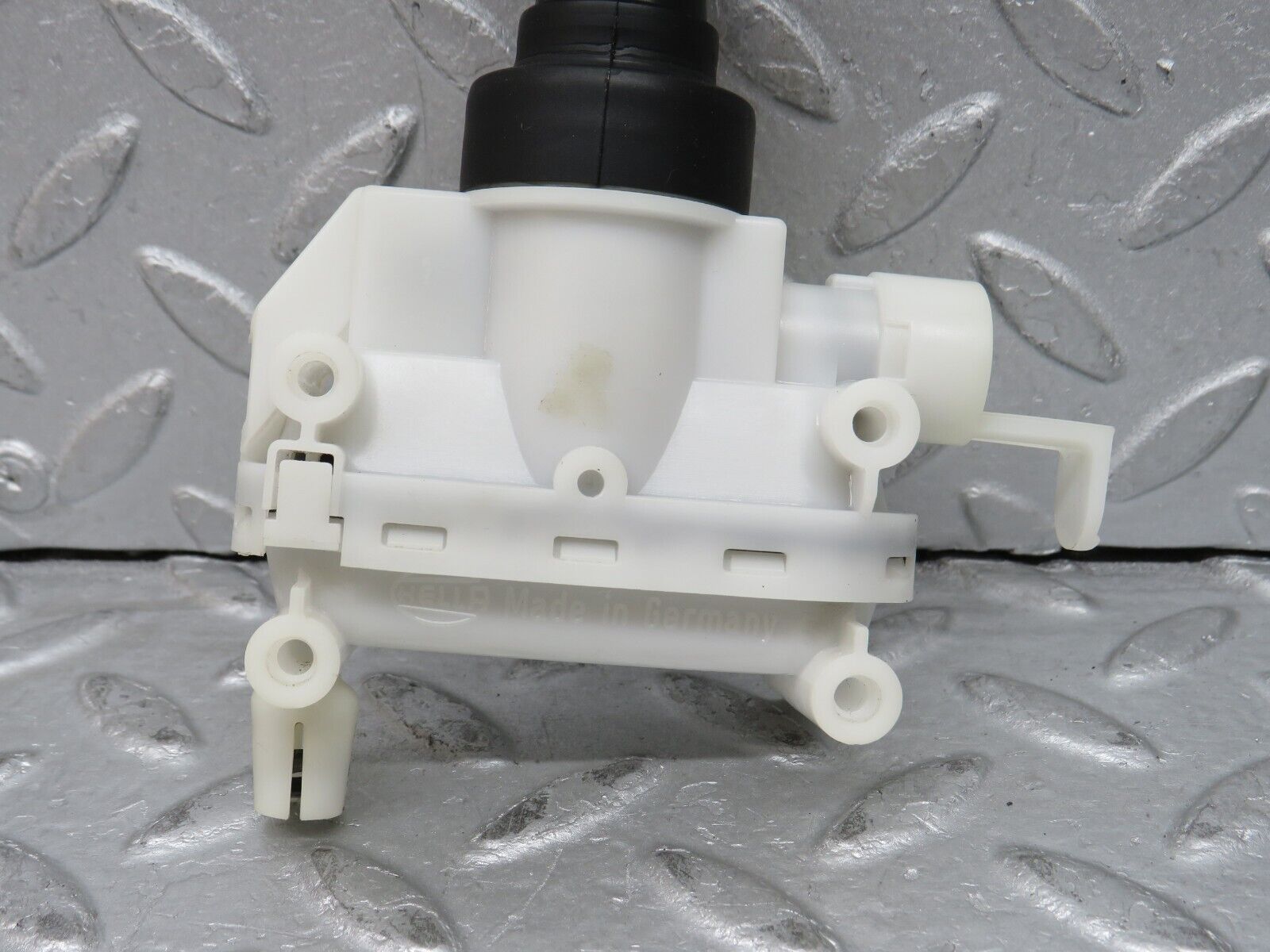 37771 Mercedes-Benz A124 320E Cabriolet Right Door Lock Vacuum Actuator