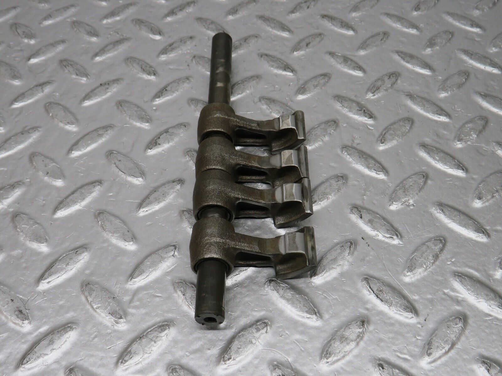 0361 Mercedes-Benz W123 220D Camshaft Rocker Arm With Shaft