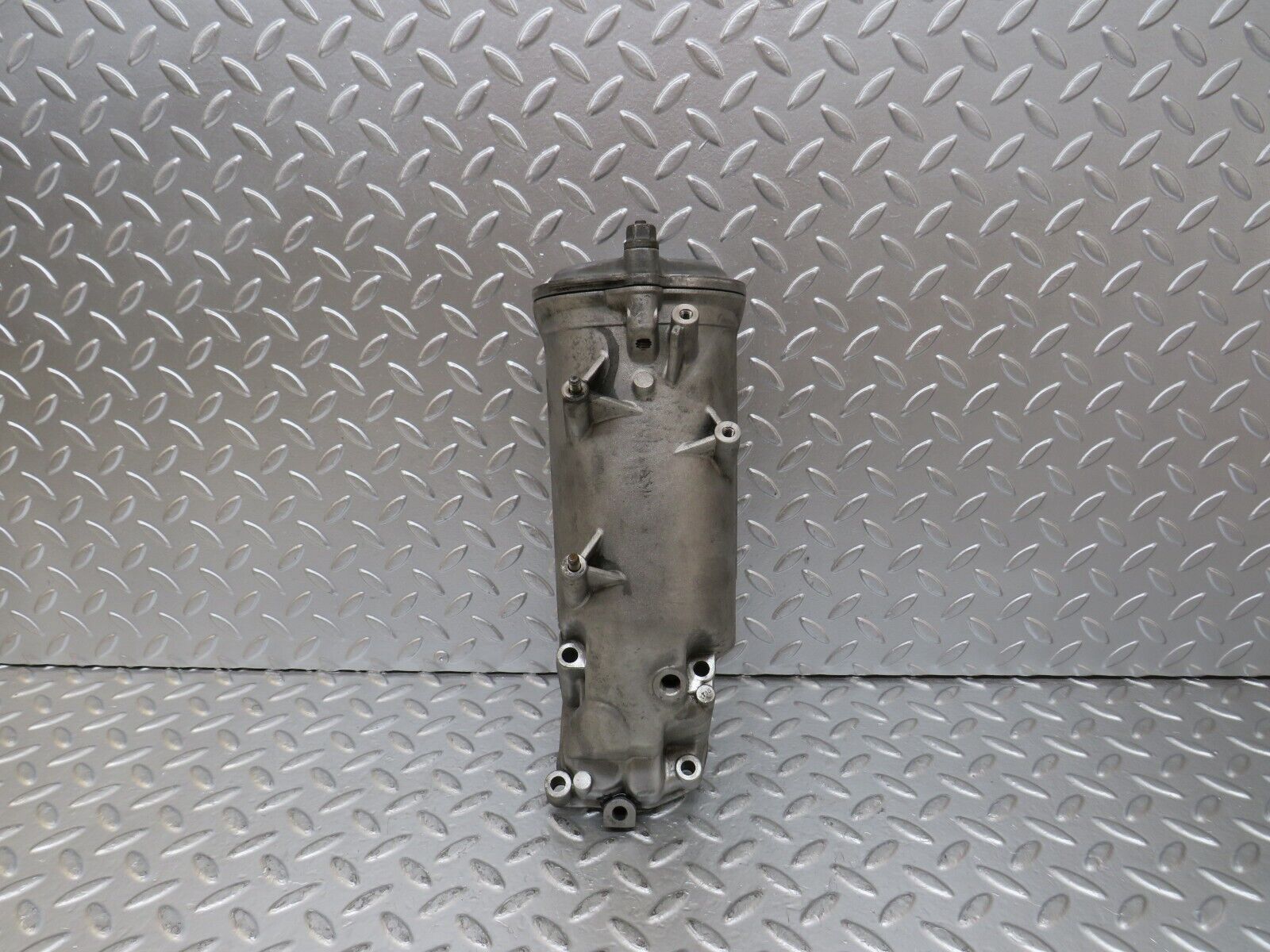 25364 Mercedes-Benz W201 190D Oil Filter Housing 6011840602