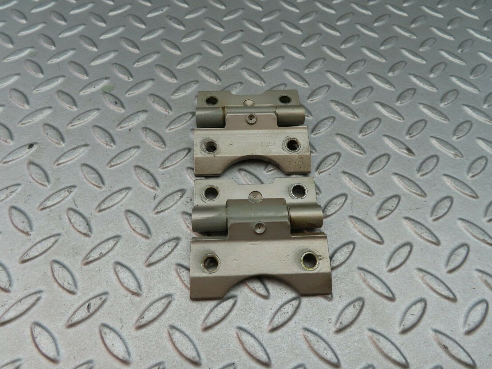 6246 Mercedes-Benz W126 380SE Door Hinge Front Left Pair 1237200037