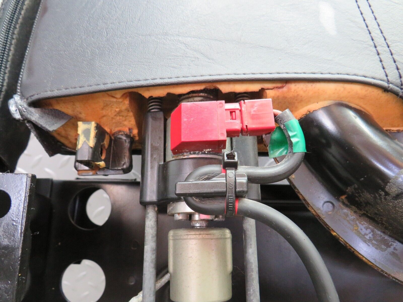 38181 Mercedes-Benz A124 320E Cabriolet Rear Headrest Complete Mechanism 1248600632 1248601032