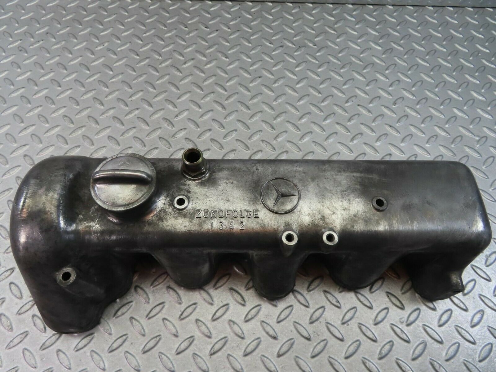 8681 Mercedes-Benz W115 Cylinder Head Valve Cover 6150160105