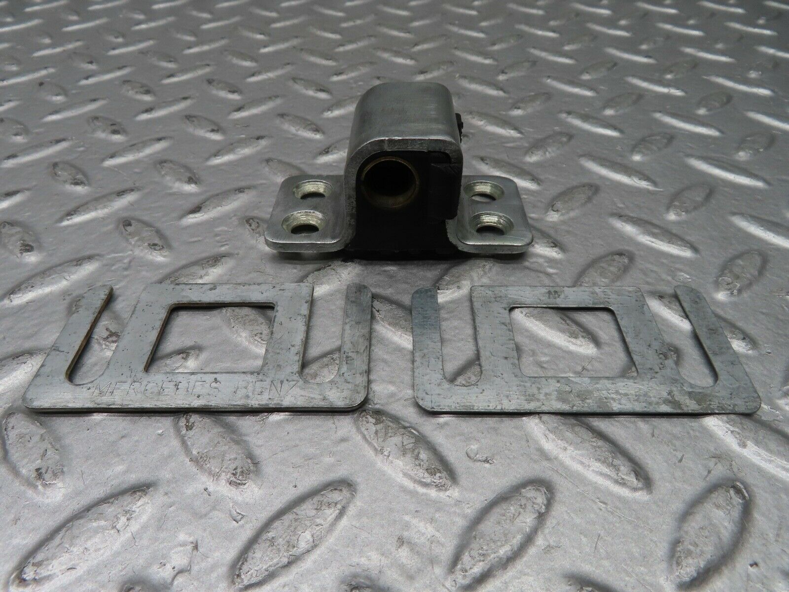 21140 Mercedes-Benz W123 230E Door Lock Latch Right Side